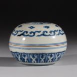 Chinese Qing Dynasty Kangxi period blue and white powder box