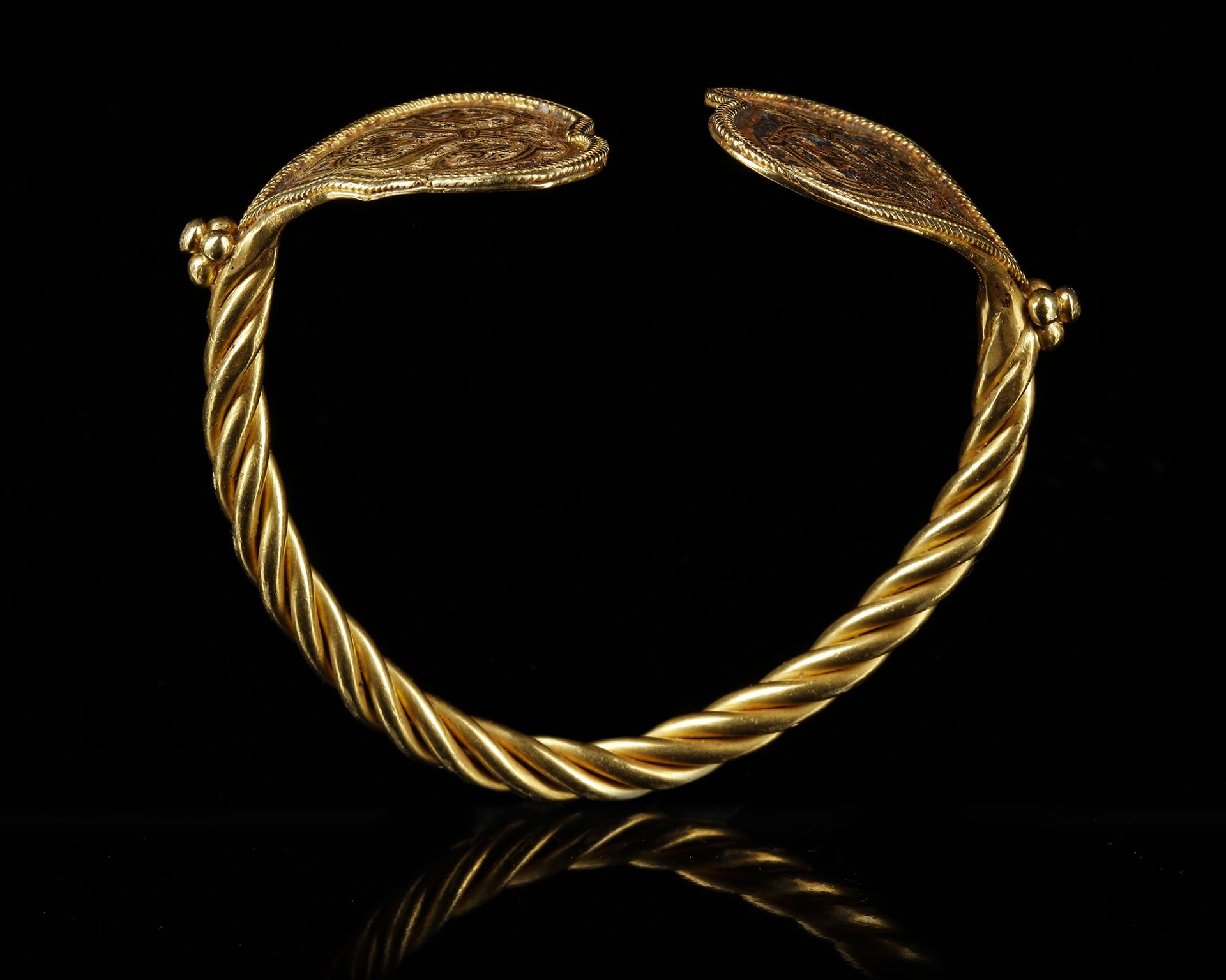 AN ISLAMIC TWISTED NIELLO GOLD BRACELET, SELJUK, 12TH-3TH CENTURY - Image 4 of 4