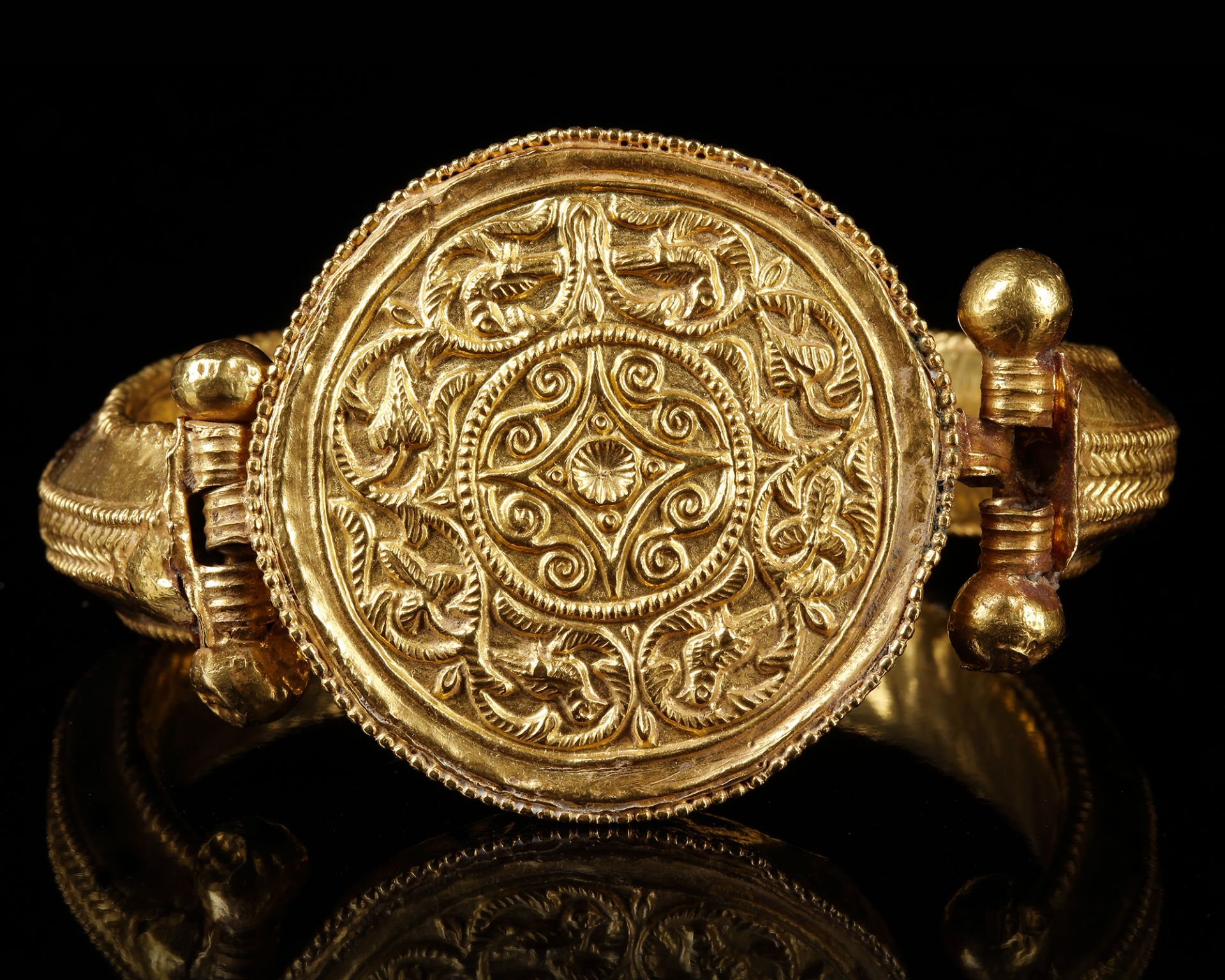 A RARE PAIR OF A FATIMID GOLD BRACELETS, POSSIBLY SYRIA, 11TH CENTURY - Image 4 of 7