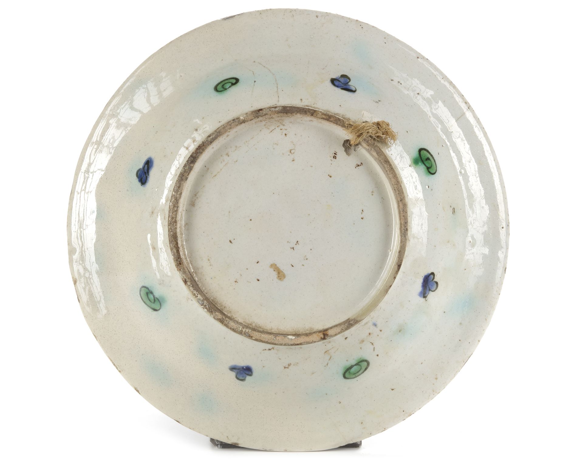 AN IZNIK POTTERY DISH WITH QUATRE FLEURS DECORATION, OTTOMAN TURKEY, 16TH CENTURY - Bild 2 aus 2