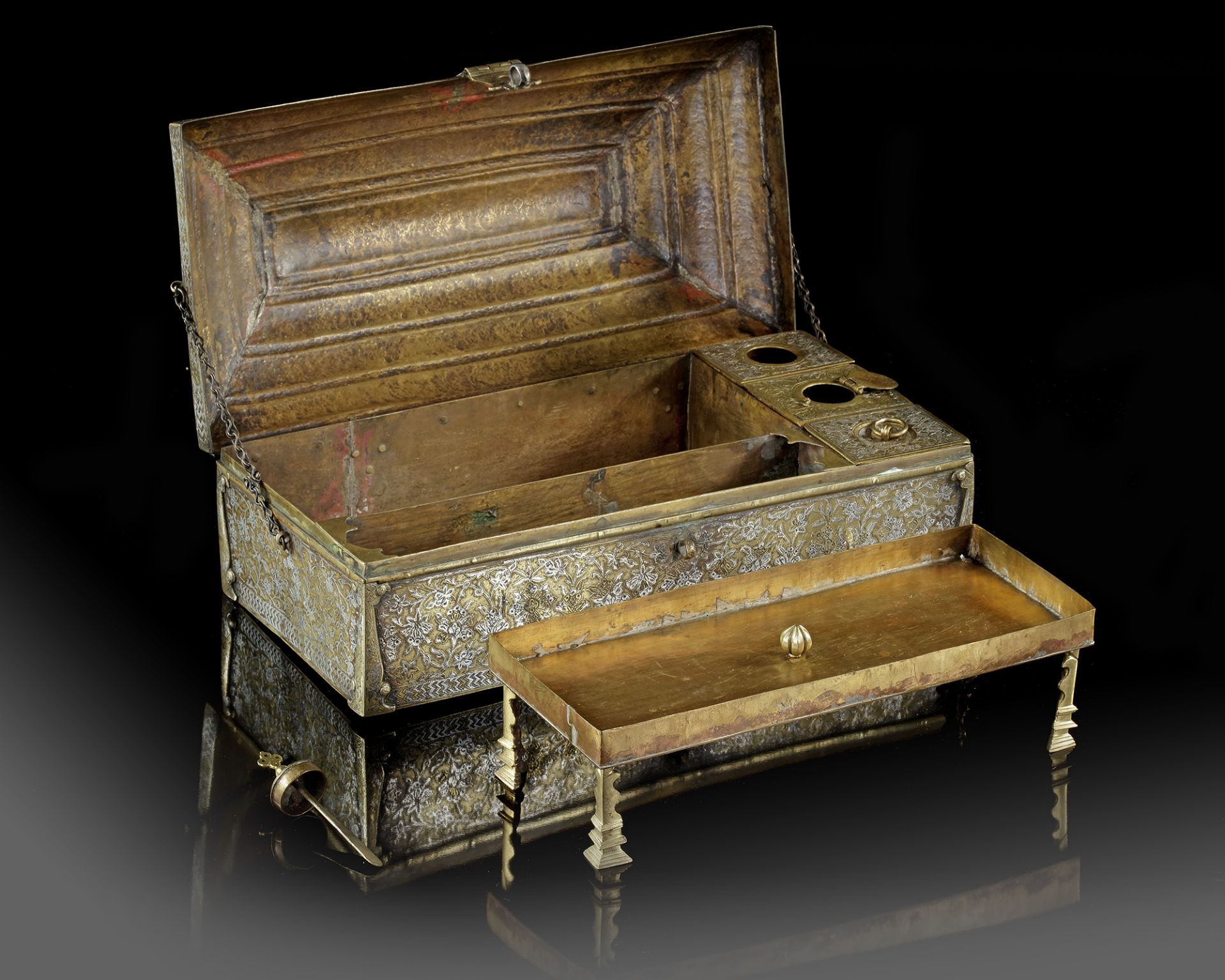 A SILVER INLAID BRASS SCRIBE'S WRITING BOX, DELHI SULTANATE INDIA, 15TH CENTURY - Image 4 of 6