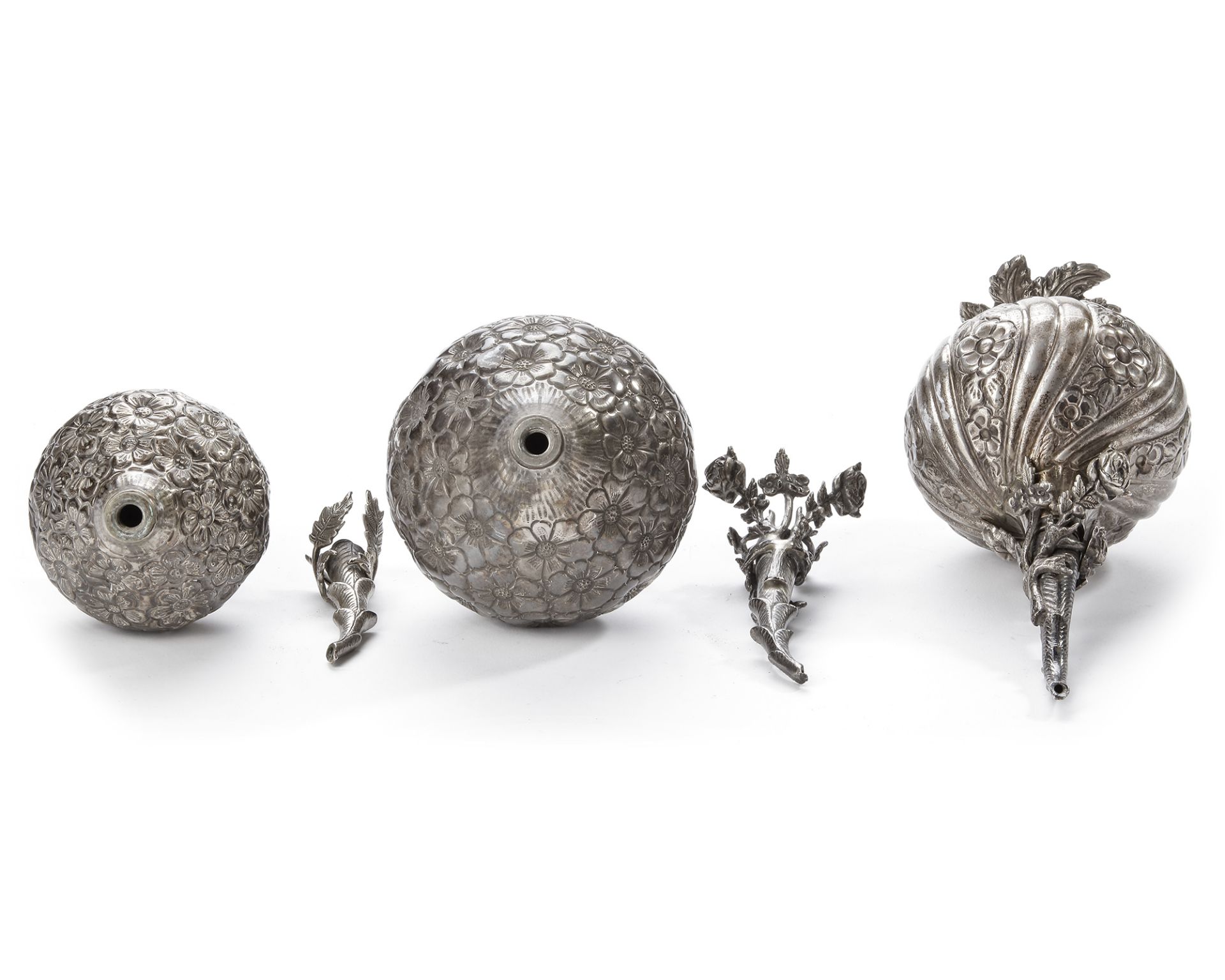 THREE OTTOMAN SILVER SPRINKLERS, GULABDAN, 20TH CENTURY - Bild 4 aus 4