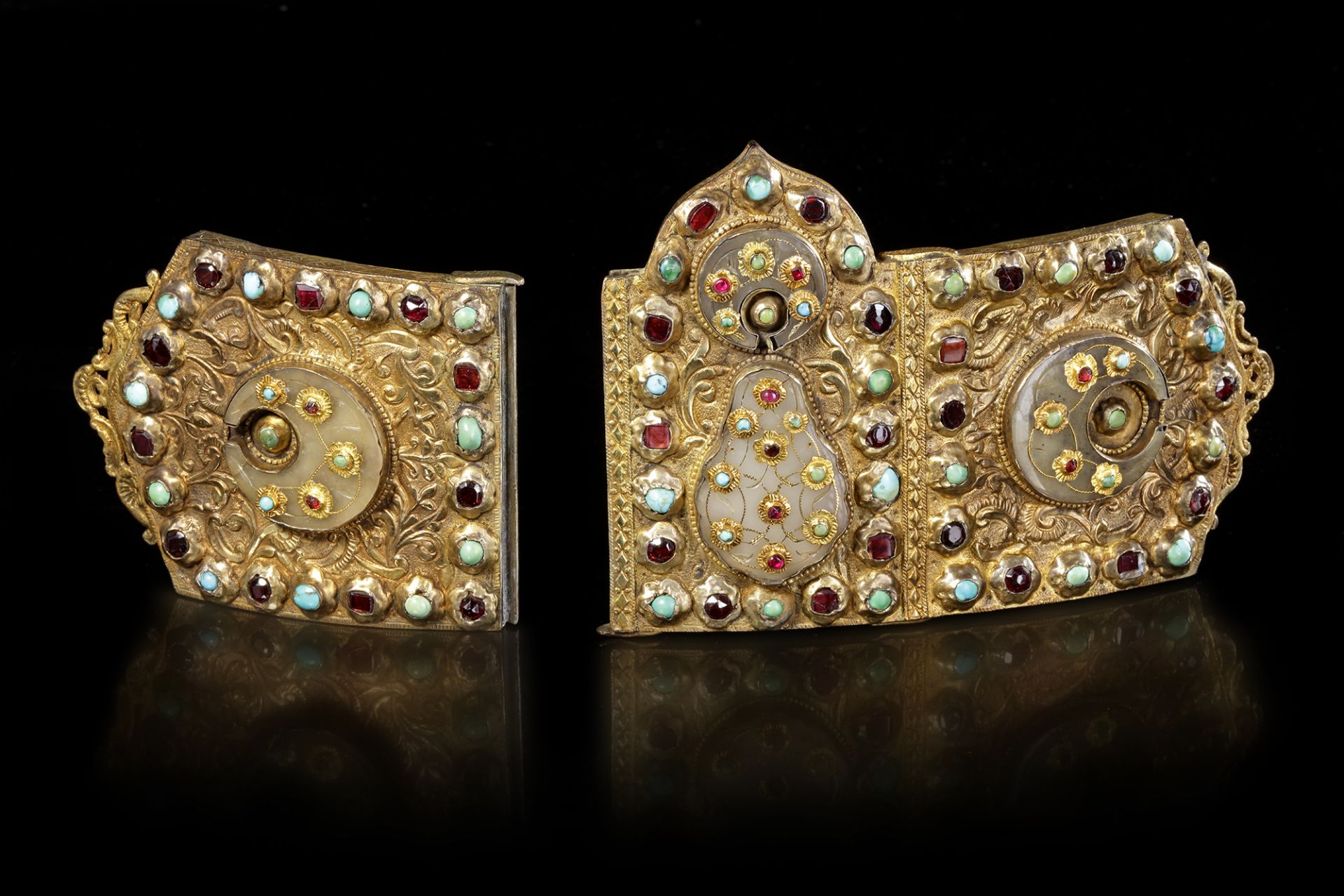 AN OTTOMAN JADE AND JEWEL-SET GILT SILVER BELT BUCKLE, TURKEY, 17TH CENTURY - Image 2 of 4