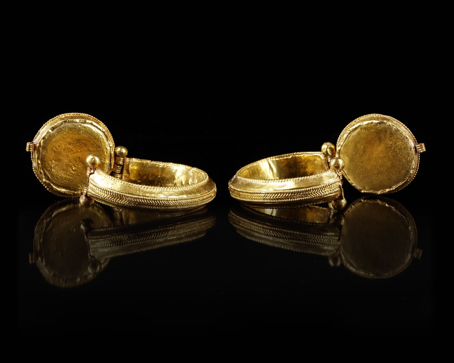 A RARE PAIR OF A FATIMID GOLD BRACELETS, POSSIBLY SYRIA, 11TH CENTURY - Image 3 of 7