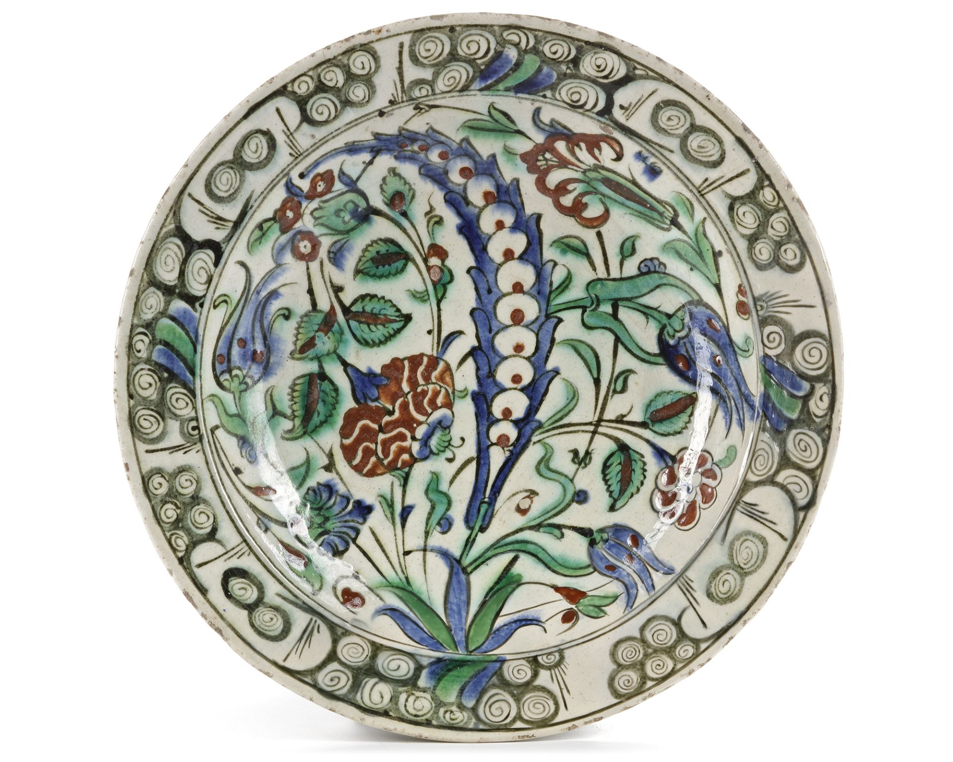 AN IZNIK POTTERY DISH WITH QUATRE FLEURS DECORATION, OTTOMAN TURKEY, 16TH CENTURY