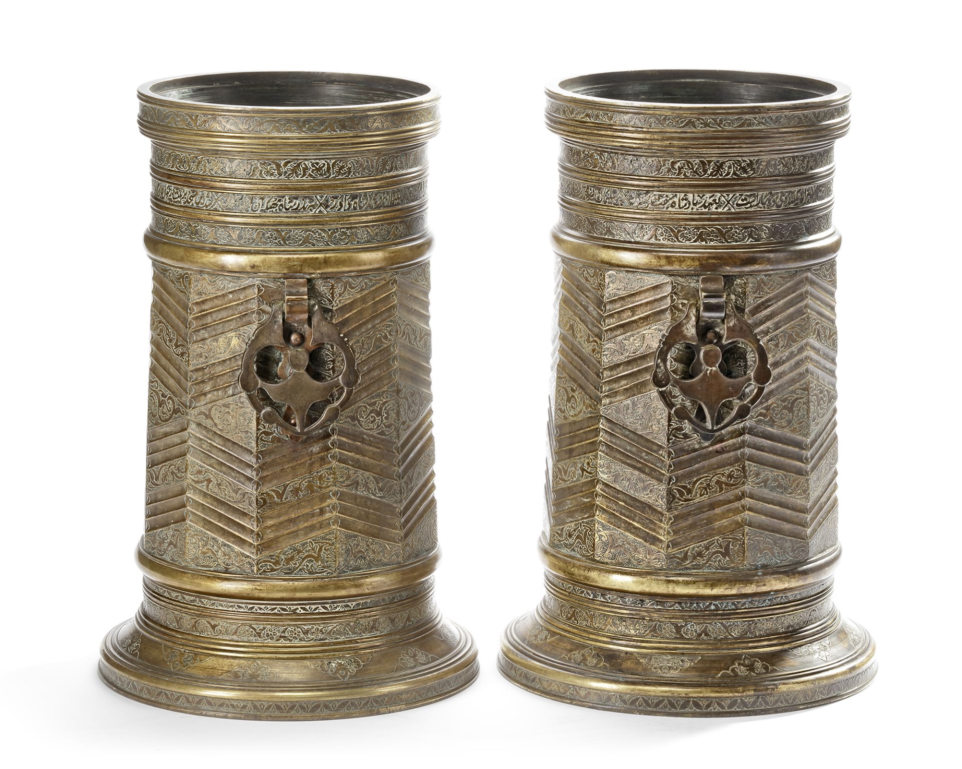 A PAIR LARGE OF SAFAVID STYLE ENGRAVED BRASS TORCH STANDS, PERSIA, 18TH -19TH CENTURY - Bild 2 aus 6