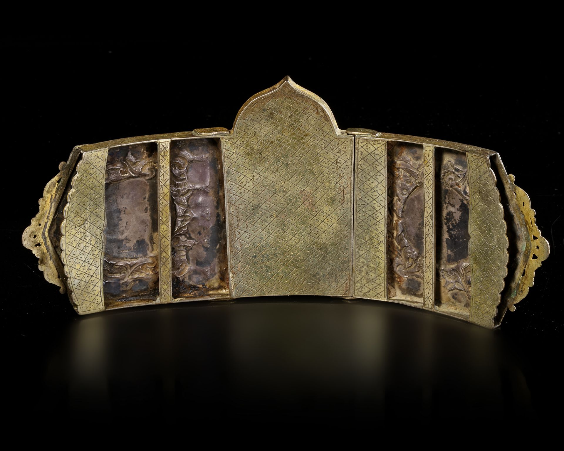 AN OTTOMAN JADE AND JEWEL-SET GILT SILVER BELT BUCKLE, TURKEY, 17TH CENTURY - Image 3 of 4