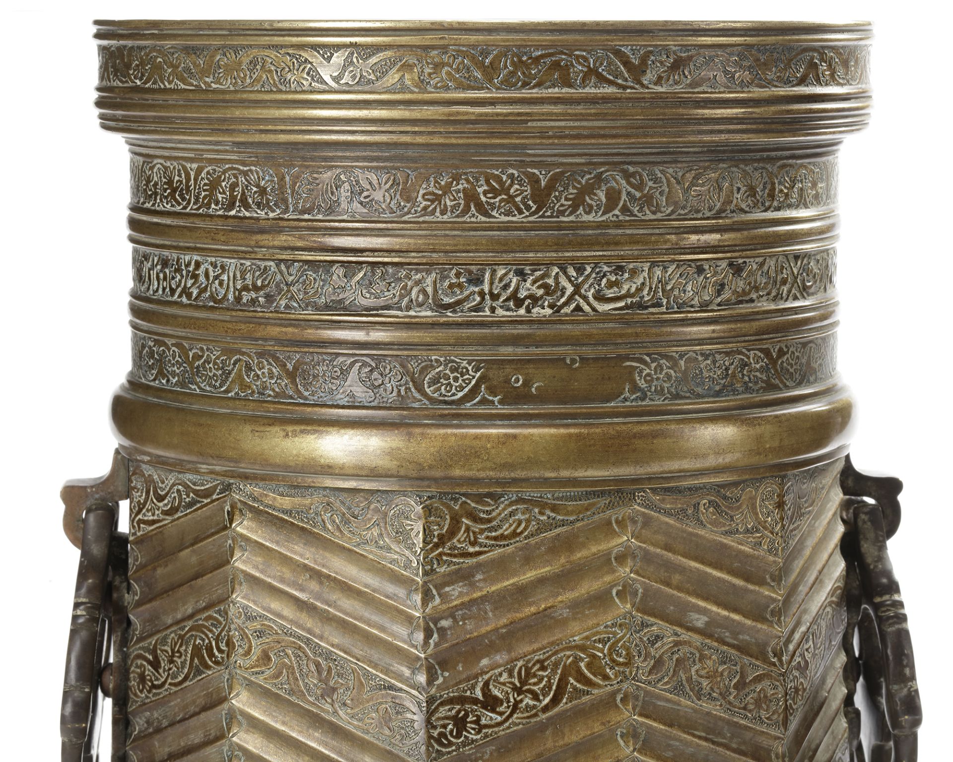 A PAIR LARGE OF SAFAVID STYLE ENGRAVED BRASS TORCH STANDS, PERSIA, 18TH -19TH CENTURY - Bild 5 aus 6