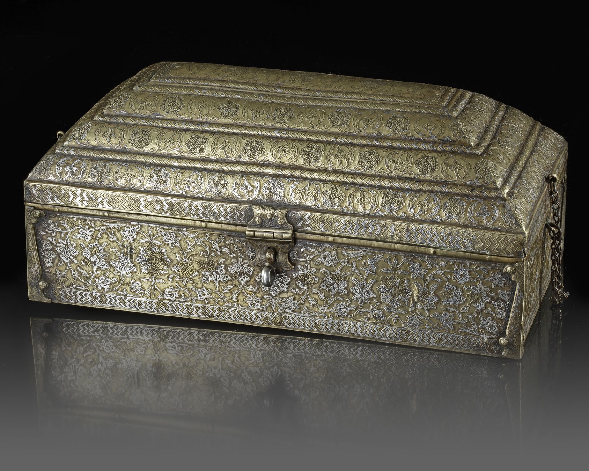 A SILVER INLAID BRASS SCRIBE'S WRITING BOX, DELHI SULTANATE INDIA, 15TH CENTURY - Bild 5 aus 6