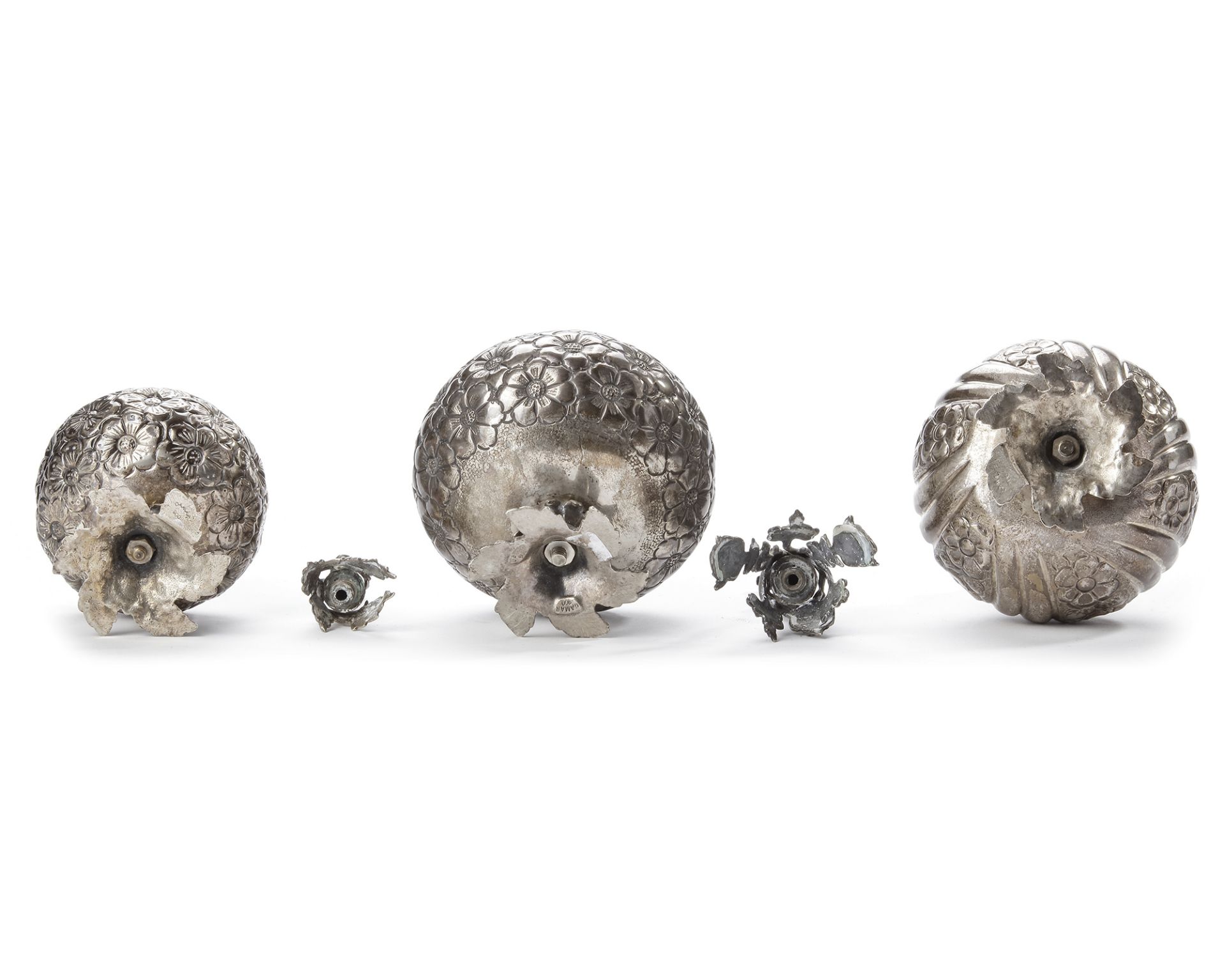 THREE OTTOMAN SILVER SPRINKLERS, GULABDAN, 20TH CENTURY - Bild 3 aus 4