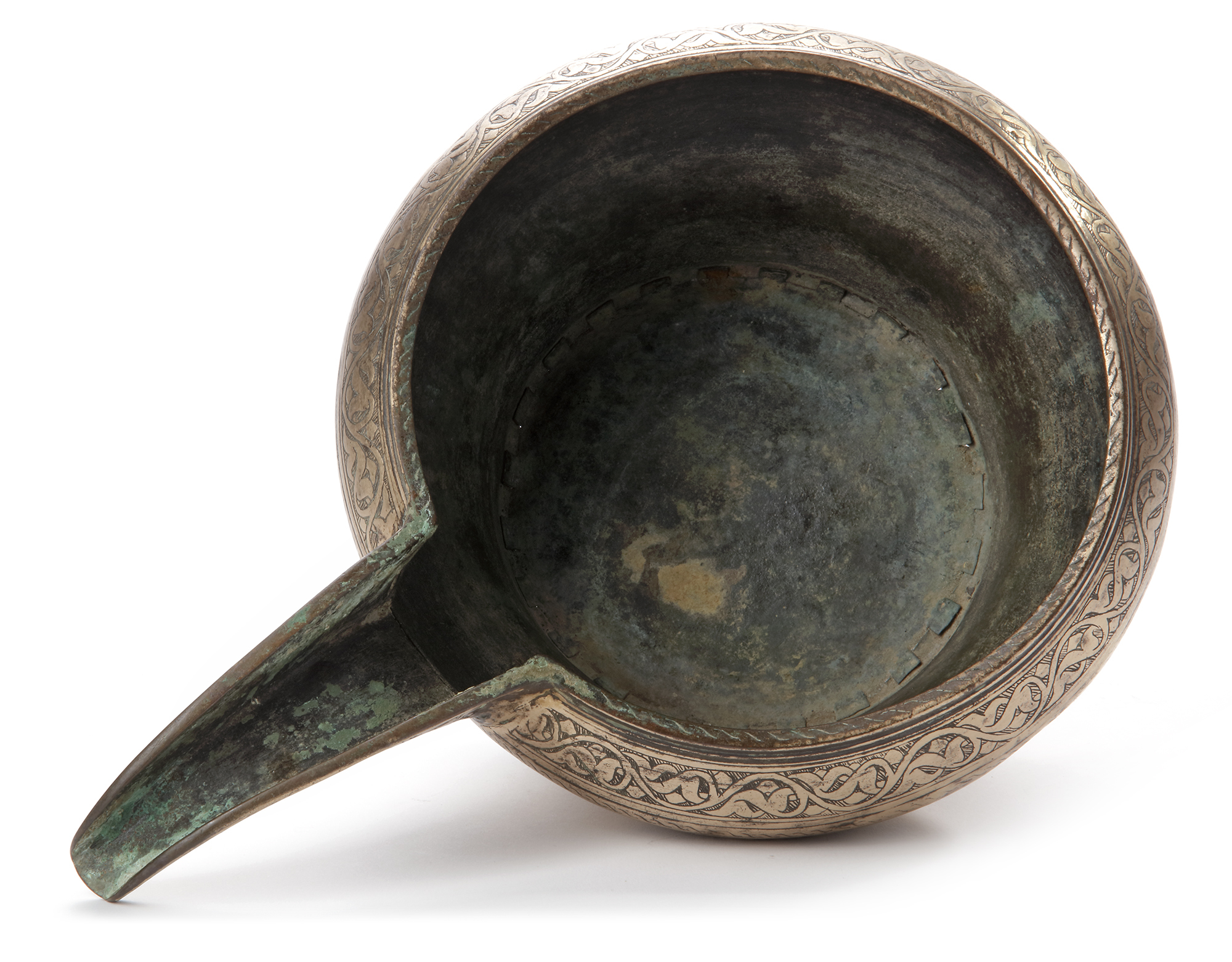 AN ENGRAVED SAFAVID TINNED COPPER SPOUTED POURING BOWL, PERSIA, 17TH CENTURY - Image 3 of 4