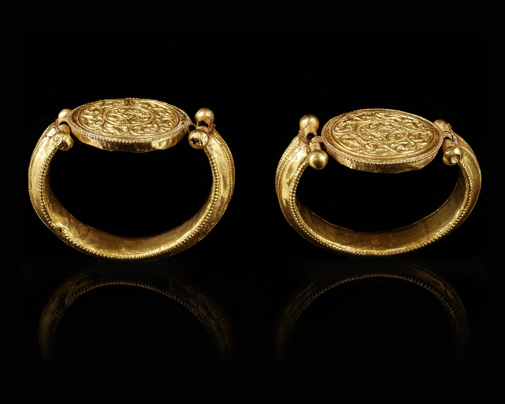A RARE PAIR OF A FATIMID GOLD BRACELETS, POSSIBLY SYRIA, 11TH CENTURY - Image 6 of 7