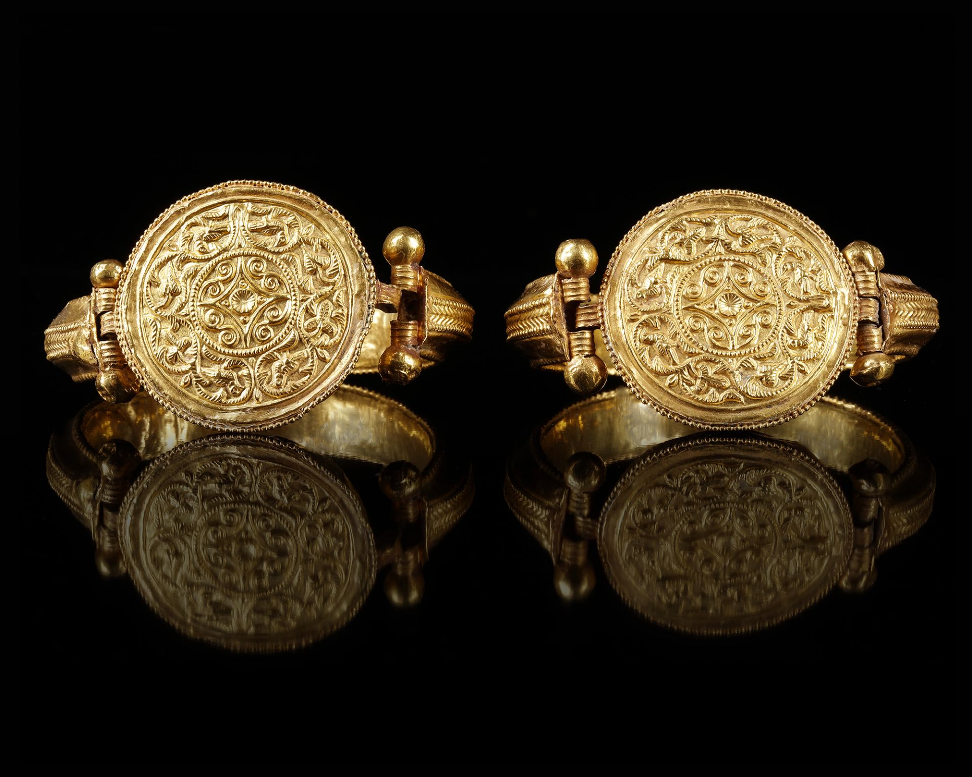 A RARE PAIR OF A FATIMID GOLD BRACELETS, POSSIBLY SYRIA, 11TH CENTURY - Image 2 of 7