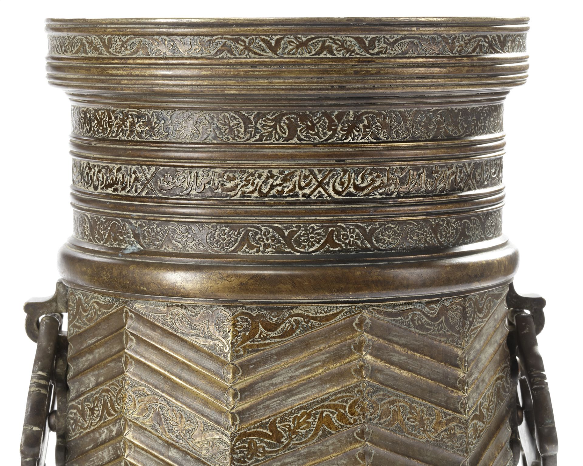 A PAIR LARGE OF SAFAVID STYLE ENGRAVED BRASS TORCH STANDS, PERSIA, 18TH -19TH CENTURY - Image 4 of 6