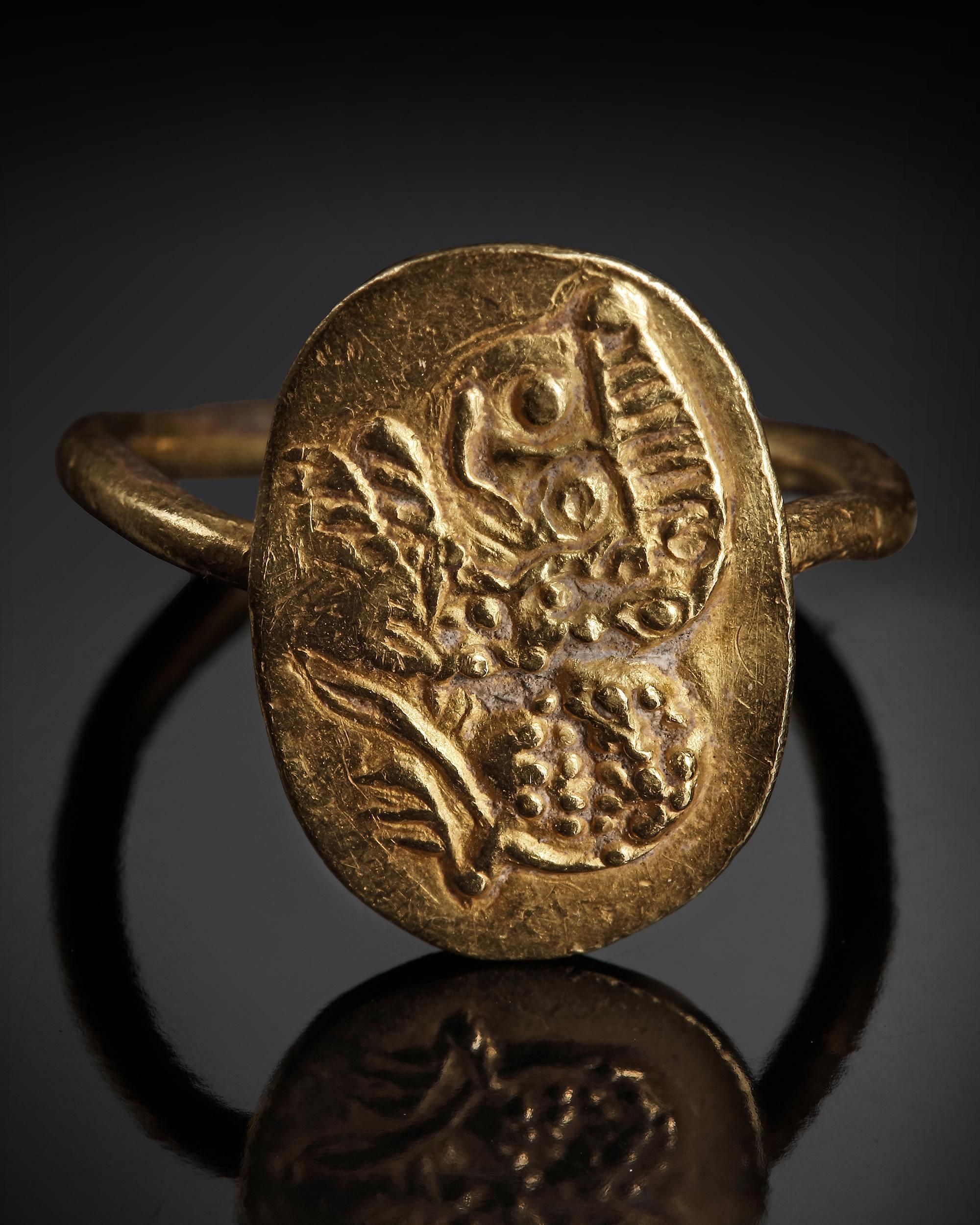 A BYZANTINE GOLD RING WITH A LION FACING LEFT, CIRCA 6TH CENTURY A.D. - Image 4 of 5