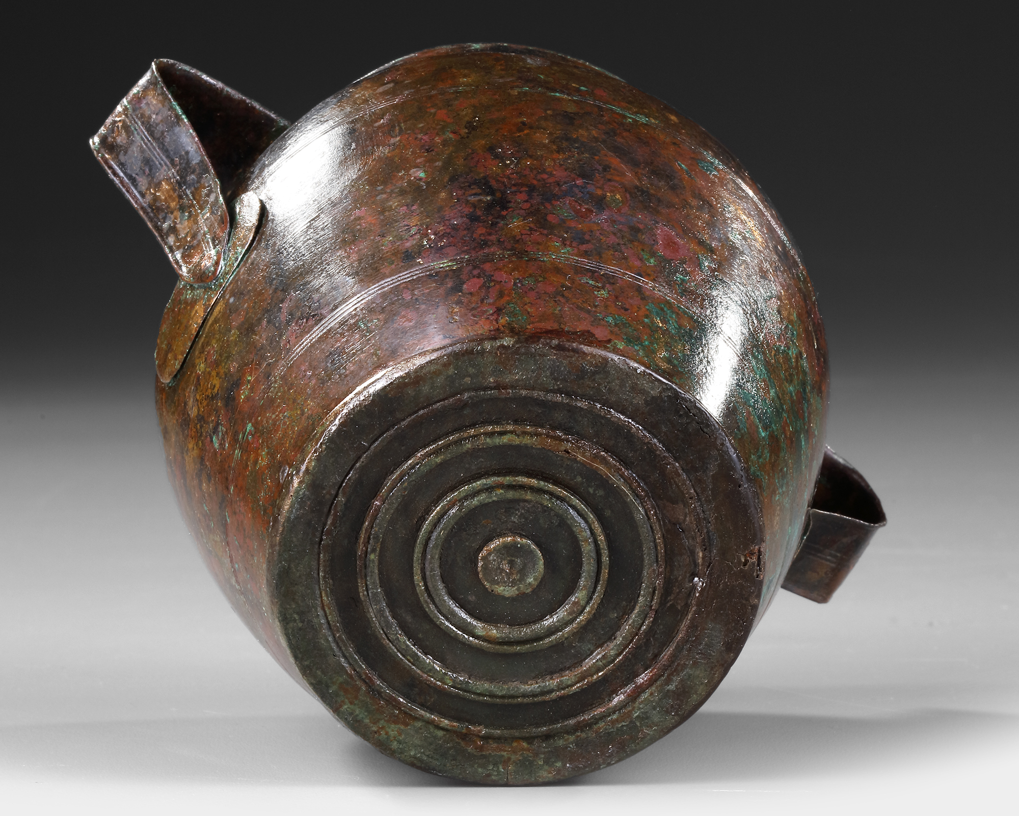 A ROMAN BRONZE CUP WITH TWO HANDLES, CIRCA 1ST/ 2ND CENTURY A.D. - Image 3 of 4