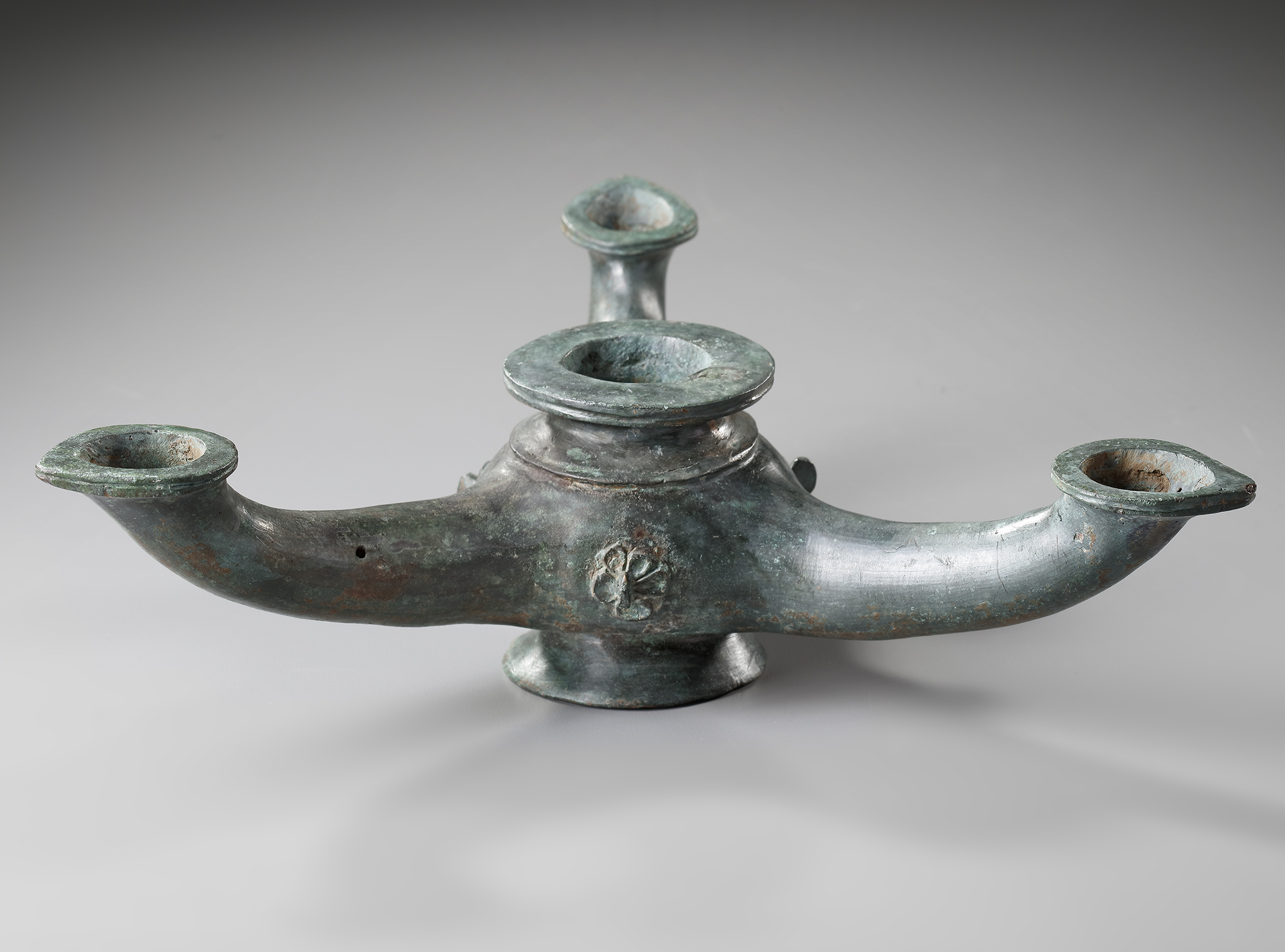 A BYZANTINE THREE -SPOUTED BRONZE OIL LAMP, CIRCA 4TH-5TH CENTURY A.D. - Image 2 of 4