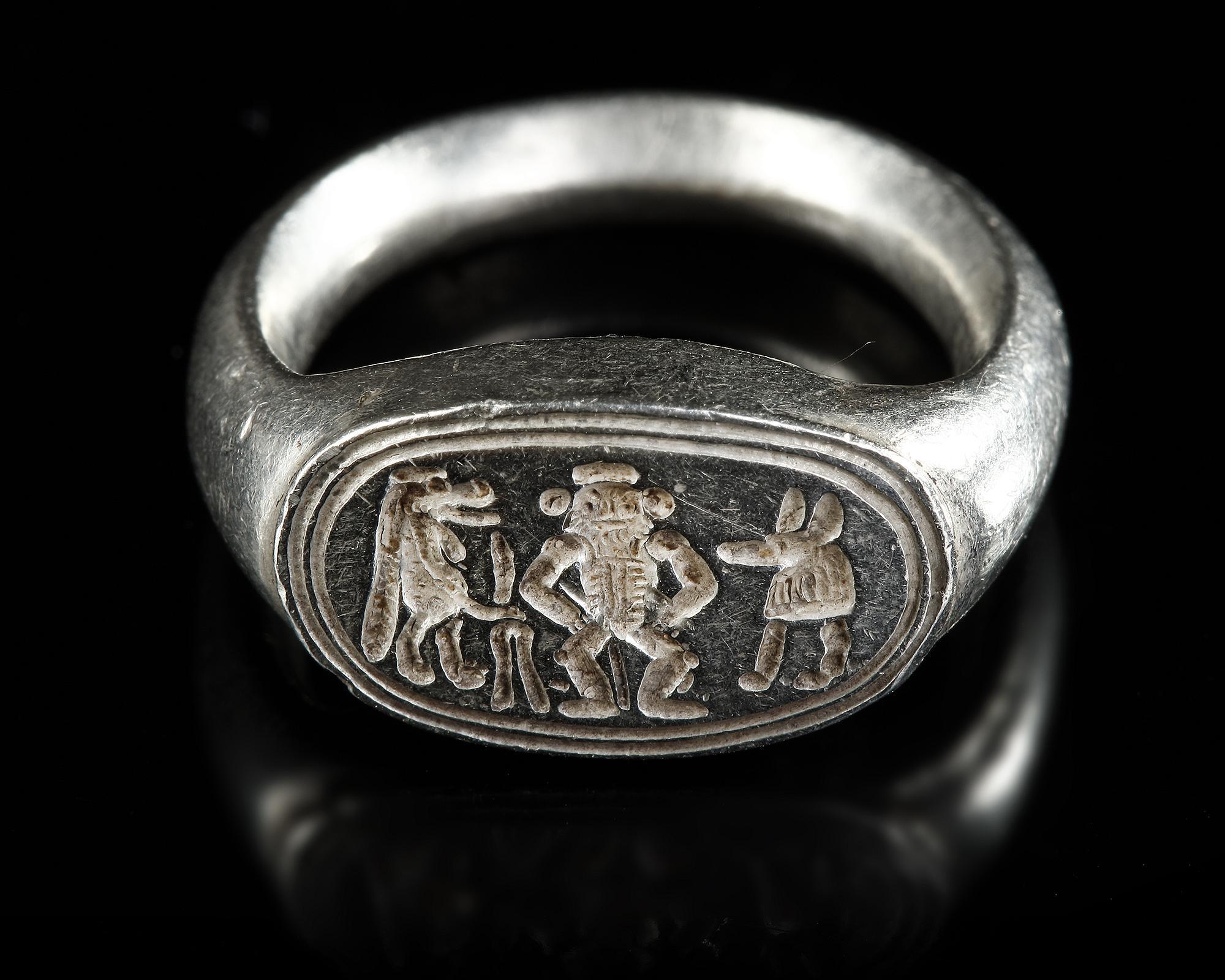AN EGYPTIAN PALE ELECTRUM FINGER RING, NEW KINGDOM, CIRCA 16TH-11TH CENTURY B.C. - Image 2 of 6