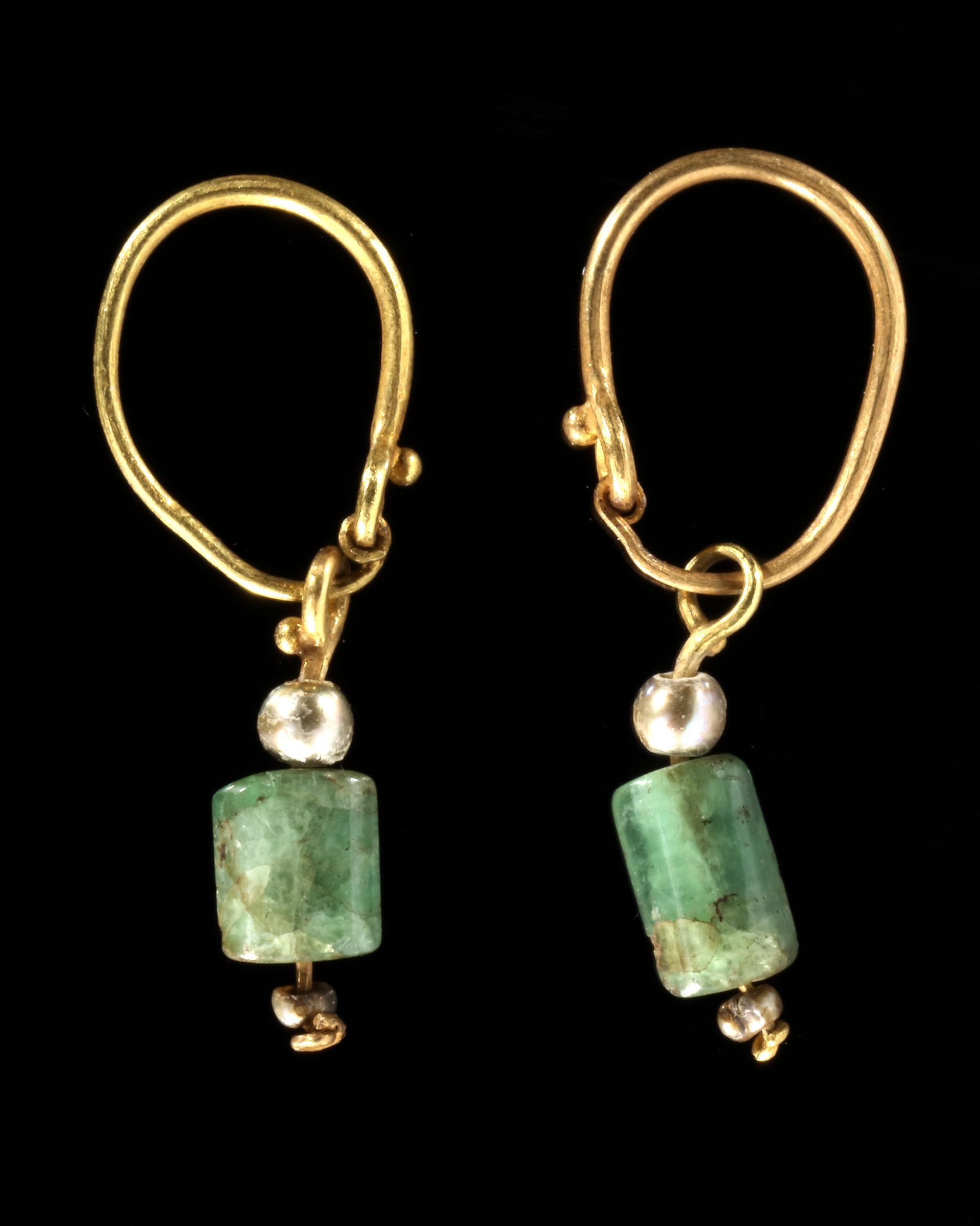 A GROUP OF ROMAN GOLD EARRINGS WITH EMERALD SUSPENSION, WITH PEARLS AND PENDANT, CIRCA 2ND- 3RD CENT - Image 3 of 5