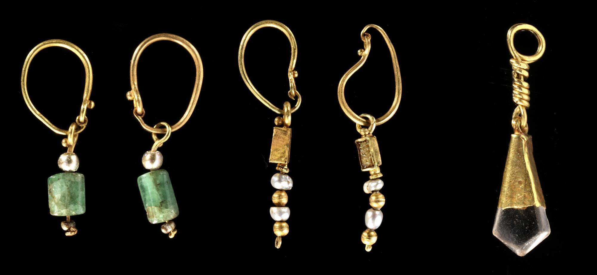 A GROUP OF ROMAN GOLD EARRINGS WITH EMERALD SUSPENSION, WITH PEARLS AND PENDANT, CIRCA 2ND- 3RD CENT