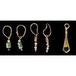 A GROUP OF ROMAN GOLD EARRINGS WITH EMERALD SUSPENSION, WITH PEARLS AND PENDANT, CIRCA 2ND- 3RD CENT