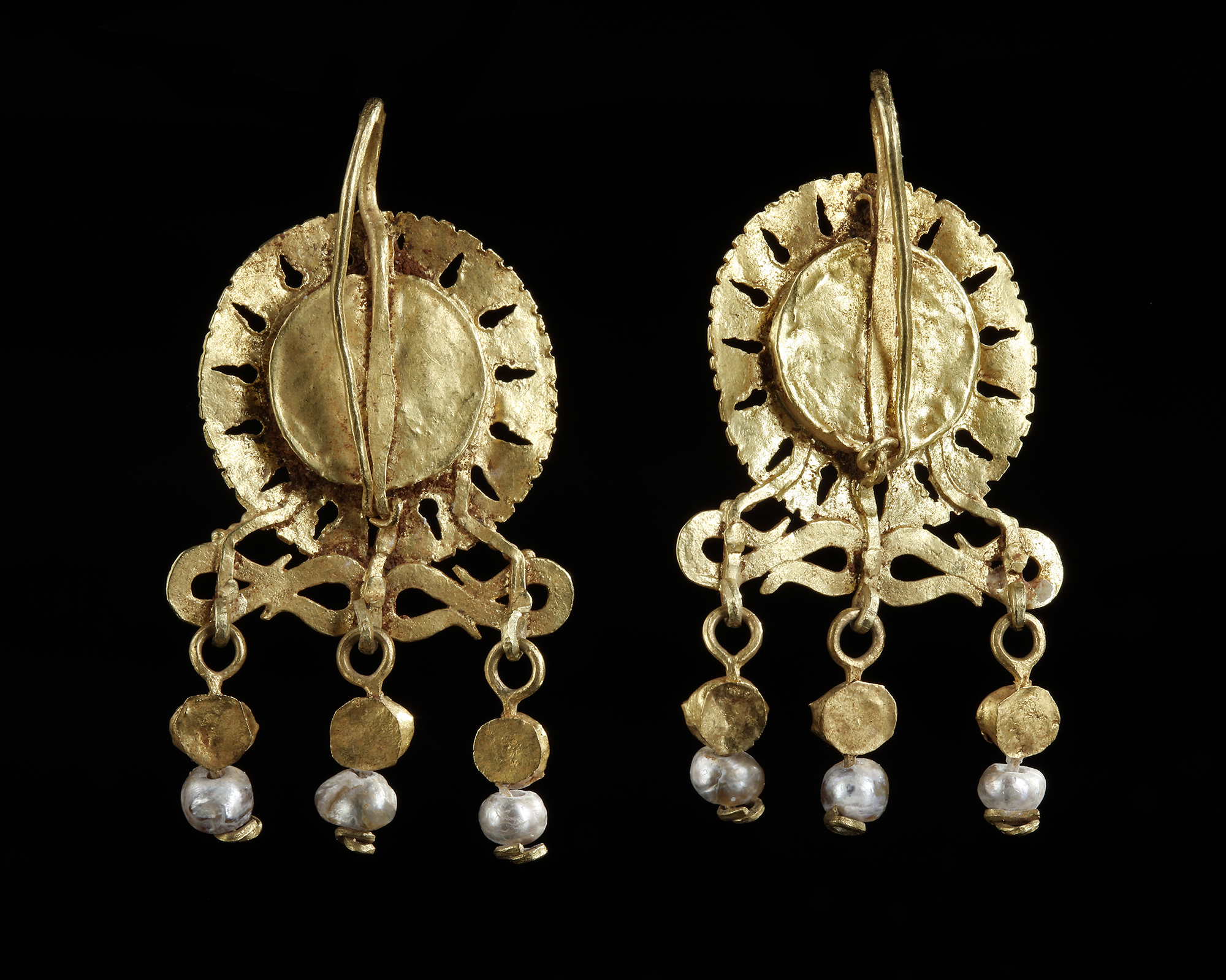 A PAIR OF ROMAN GOLD EARRINGS WITH MEDUSA CAMEOS, CIRCA 2ND-3RD CENTURY A.D. - Image 3 of 3