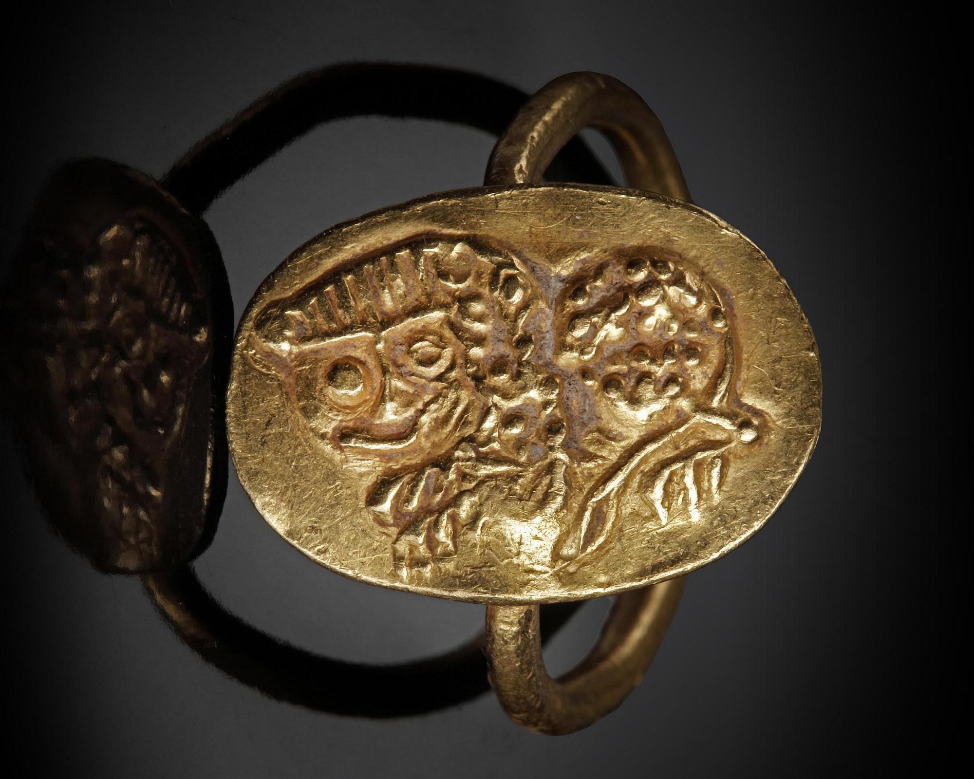 A BYZANTINE GOLD RING WITH A LION FACING LEFT, CIRCA 6TH CENTURY A.D. - Image 2 of 5