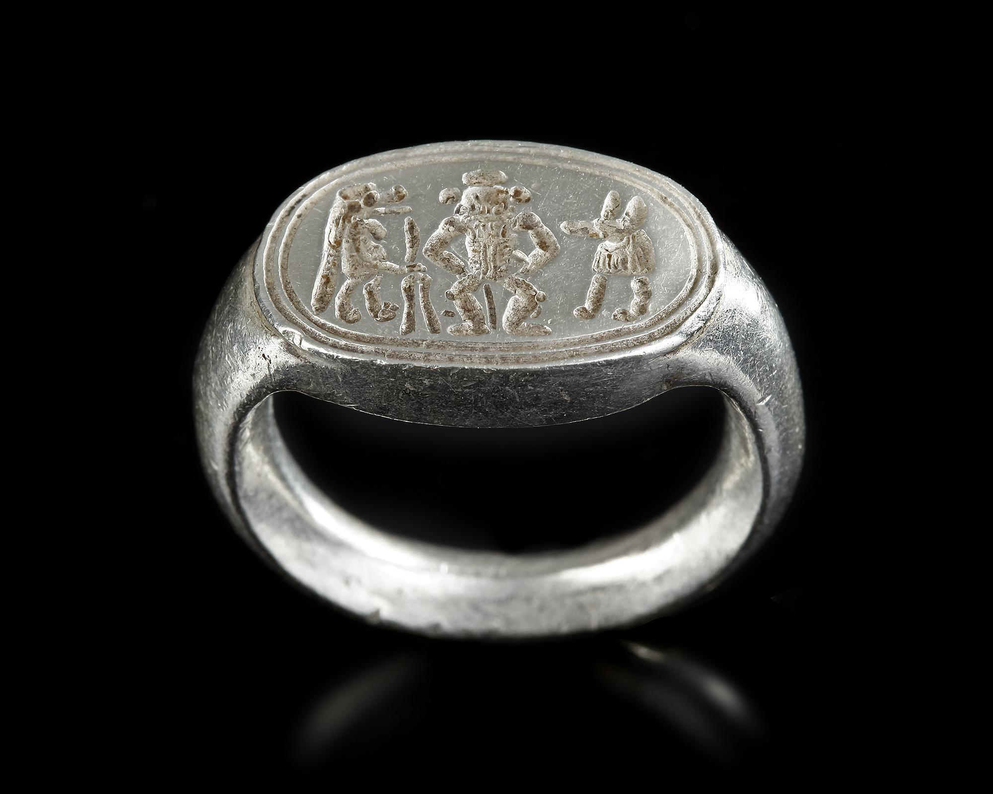 AN EGYPTIAN PALE ELECTRUM FINGER RING, NEW KINGDOM, CIRCA 16TH-11TH CENTURY B.C. - Image 3 of 6