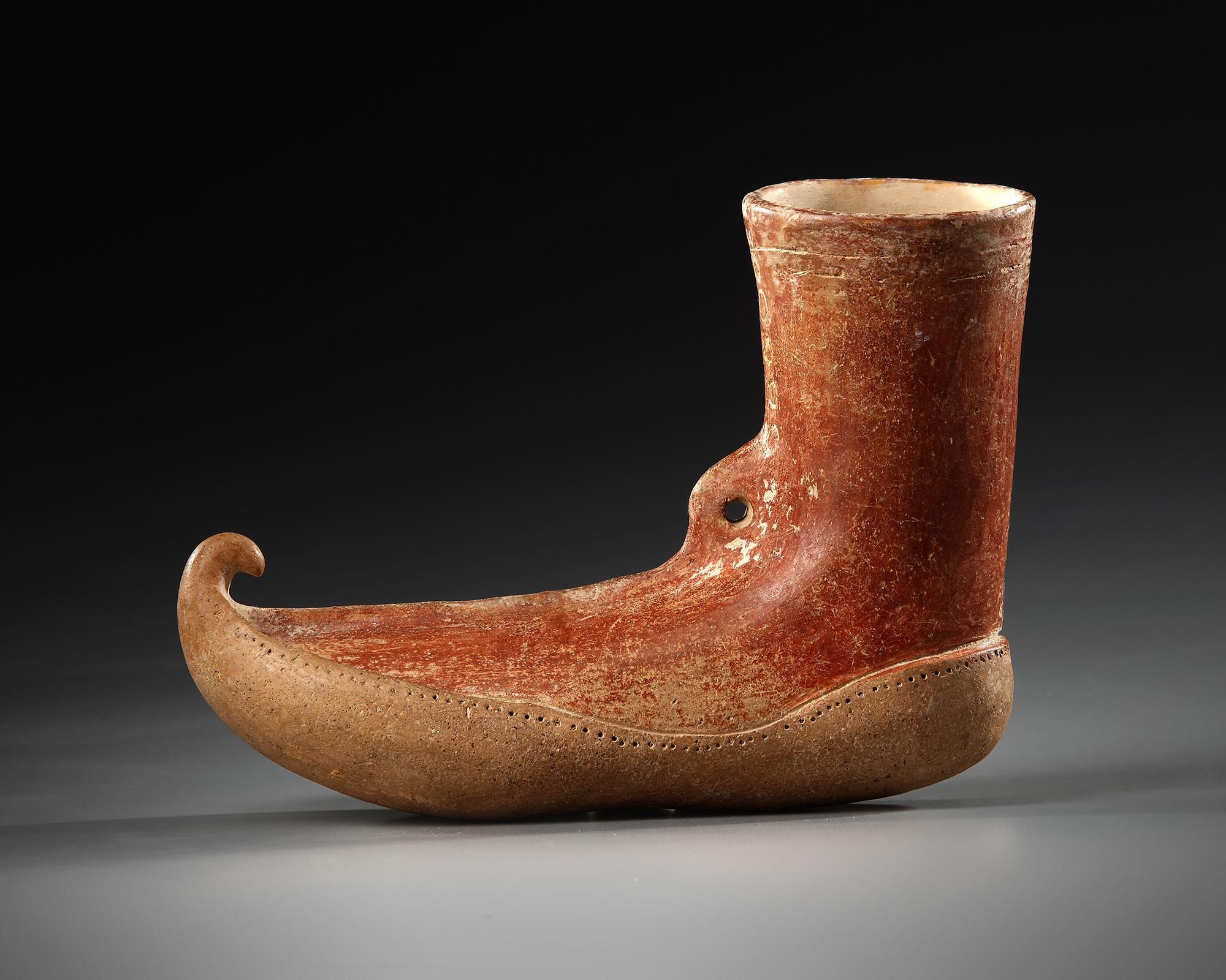 AN AMLASH RHYTON POTTERY IN FORM OF SHOES, CIRCA 1ST MILLENNIUM B.C. - Image 5 of 5