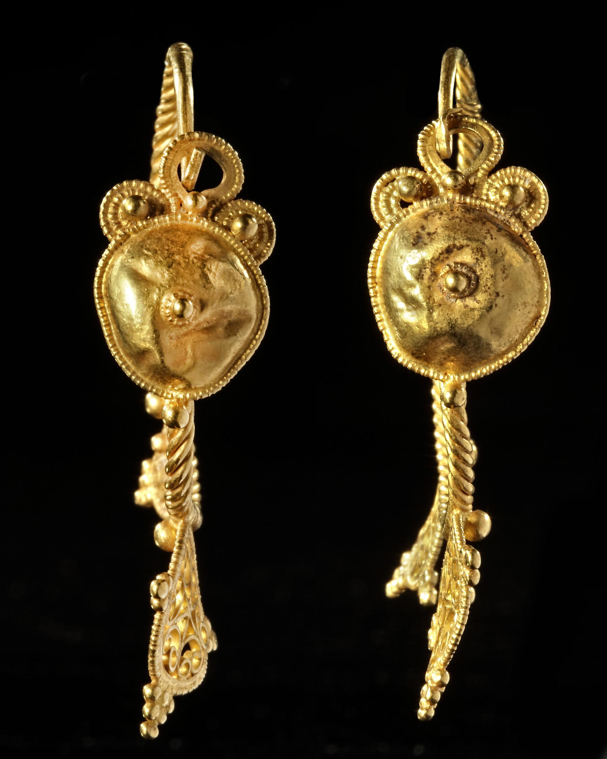 A PAIR OF BYZANTINE GOLD EARRINGS, CIRCA 6TH-7TH CENTURY A.D - Image 3 of 4