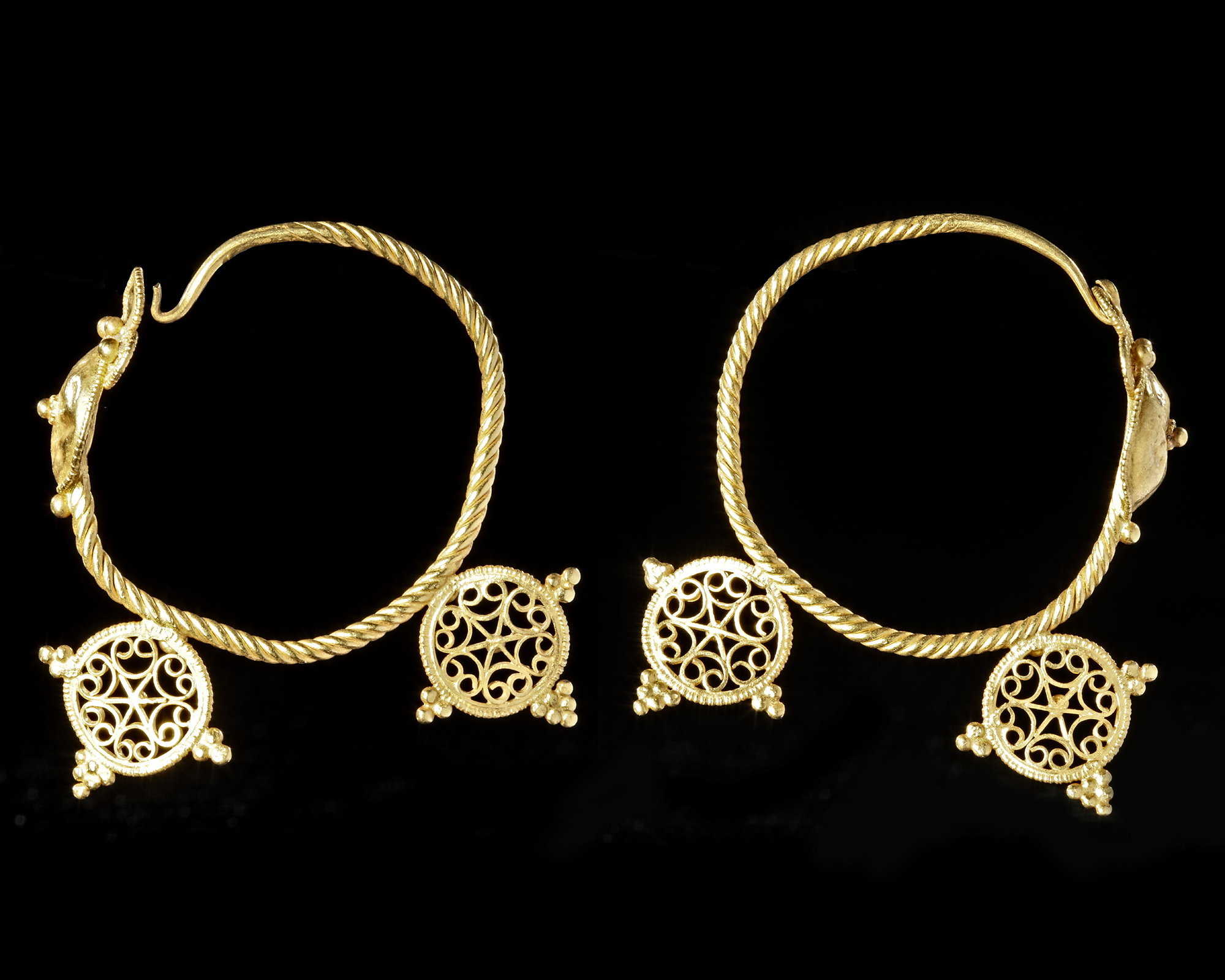 A PAIR OF BYZANTINE GOLD EARRINGS, CIRCA 6TH-7TH CENTURY A.D
