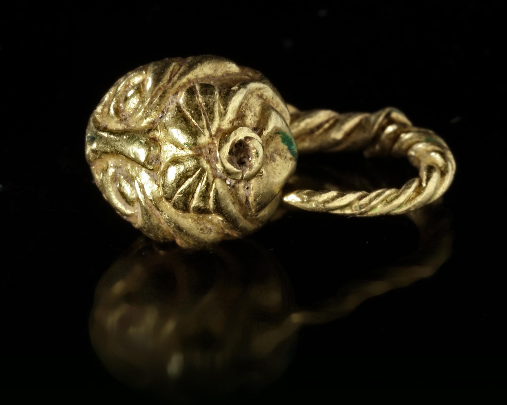 A LATE ROMAN GOLD SINGLE EARRING, CIRCA 4TH-5TH CENTURY A.D. - Image 2 of 3