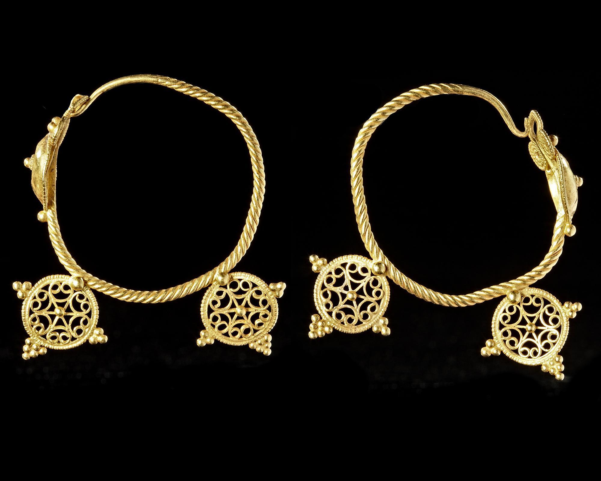A PAIR OF BYZANTINE GOLD EARRINGS, CIRCA 6TH-7TH CENTURY A.D - Image 4 of 4
