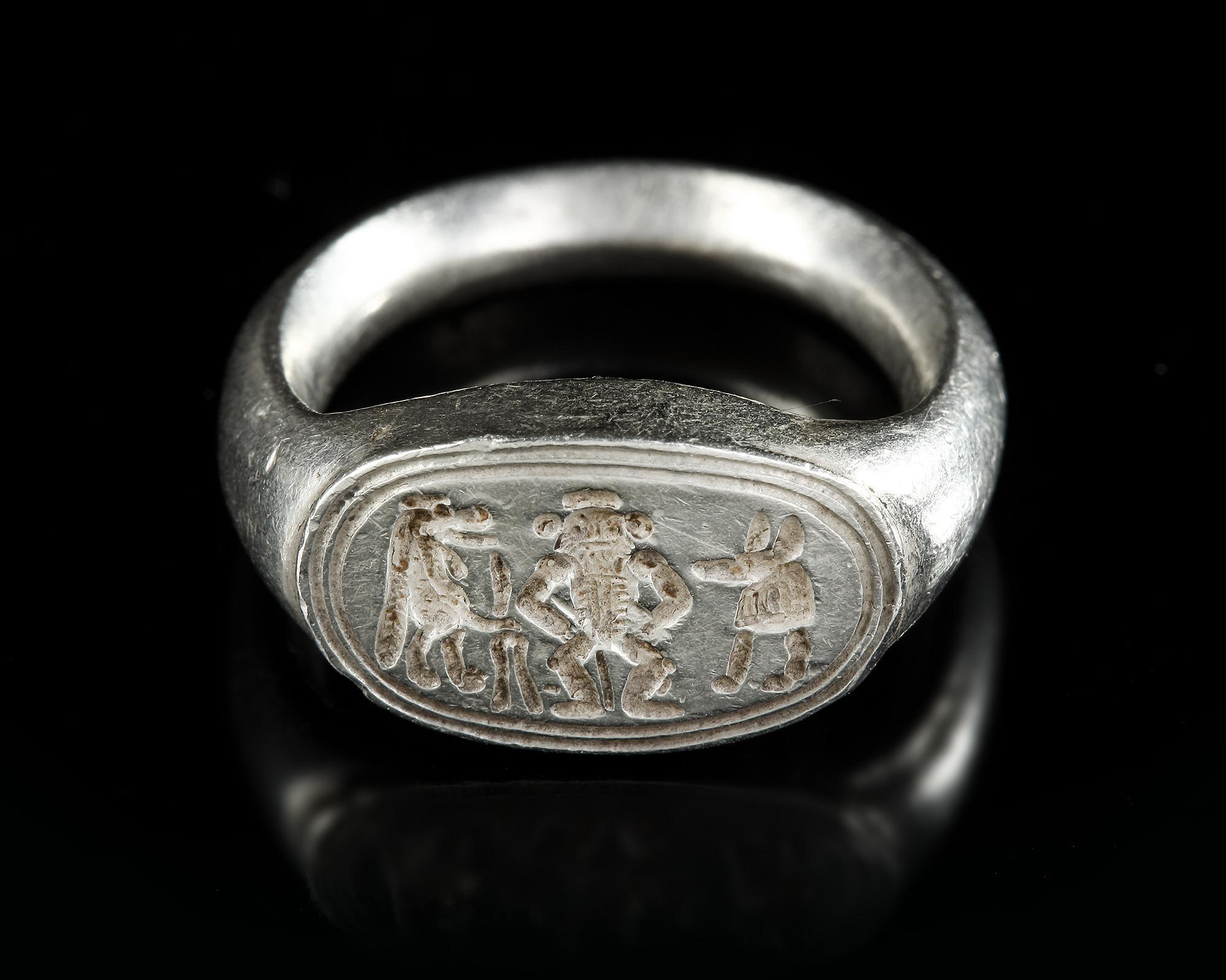 AN EGYPTIAN PALE ELECTRUM FINGER RING, NEW KINGDOM, CIRCA 16TH-11TH CENTURY B.C. - Image 4 of 6