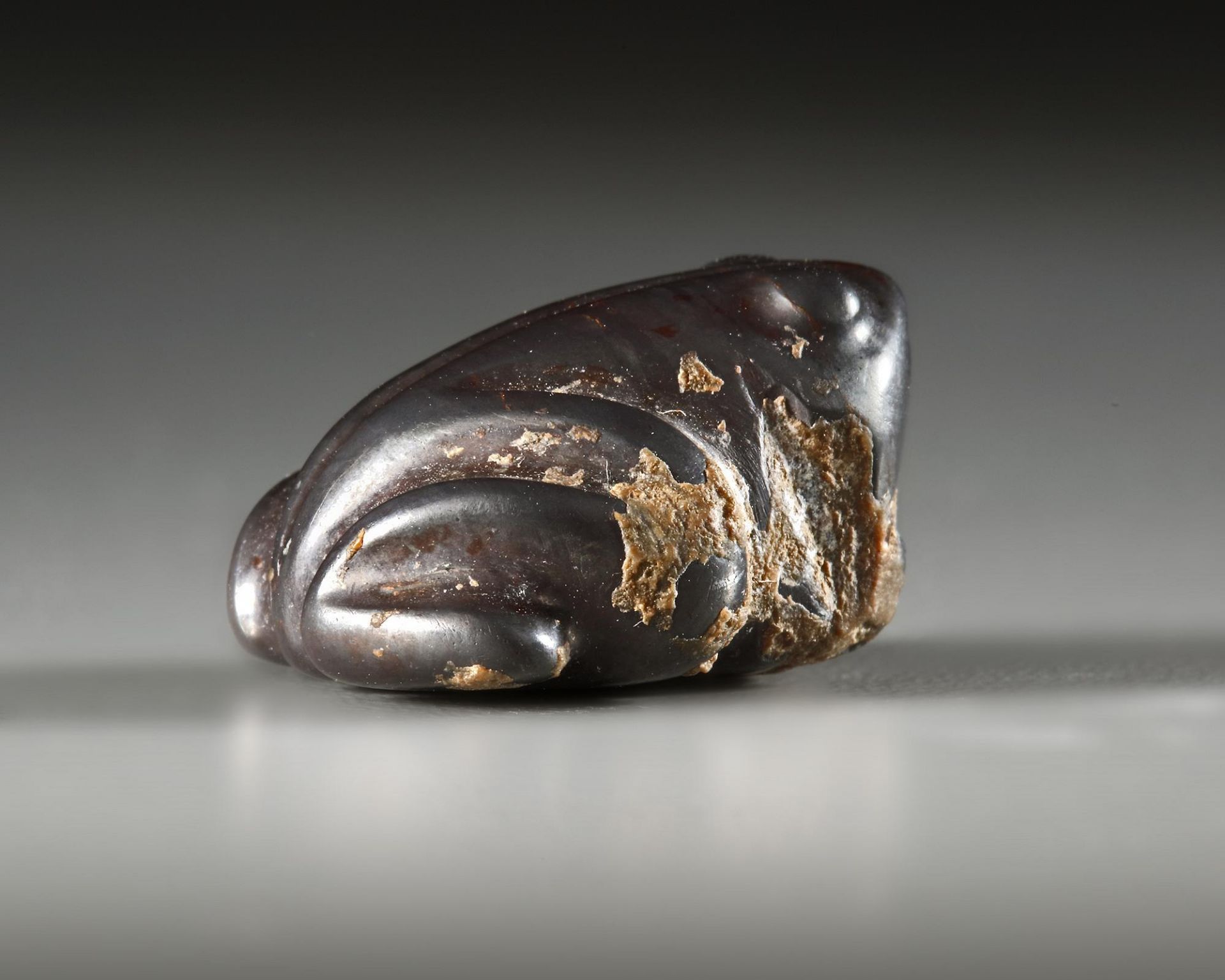 AN OLD BABYLONIAN HEMATITE FROG AMULET, CIRCA 19TH-16TH CENTURY B.C. - Image 3 of 5