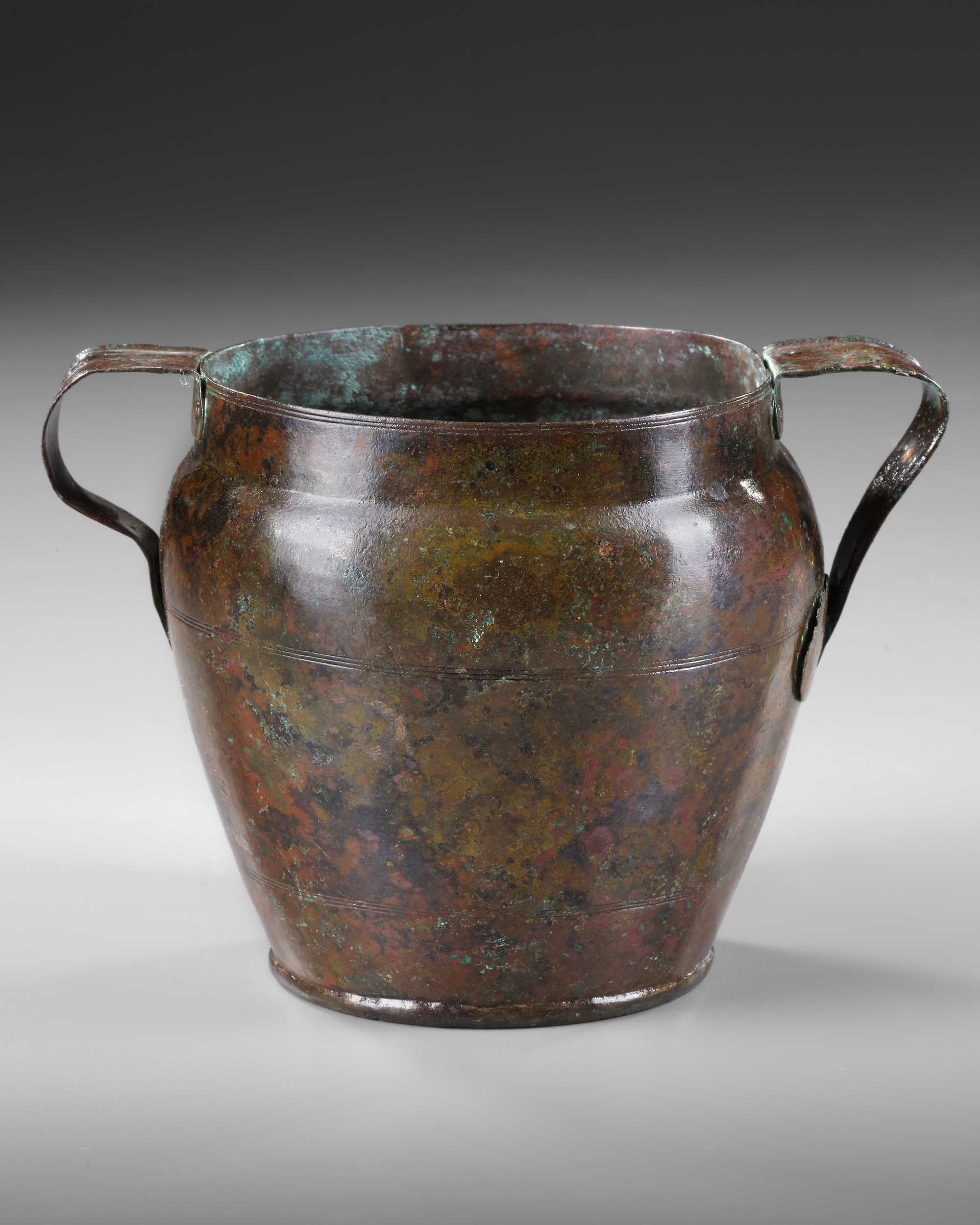 A ROMAN BRONZE CUP WITH TWO HANDLES, CIRCA 1ST/ 2ND CENTURY A.D. - Image 2 of 4