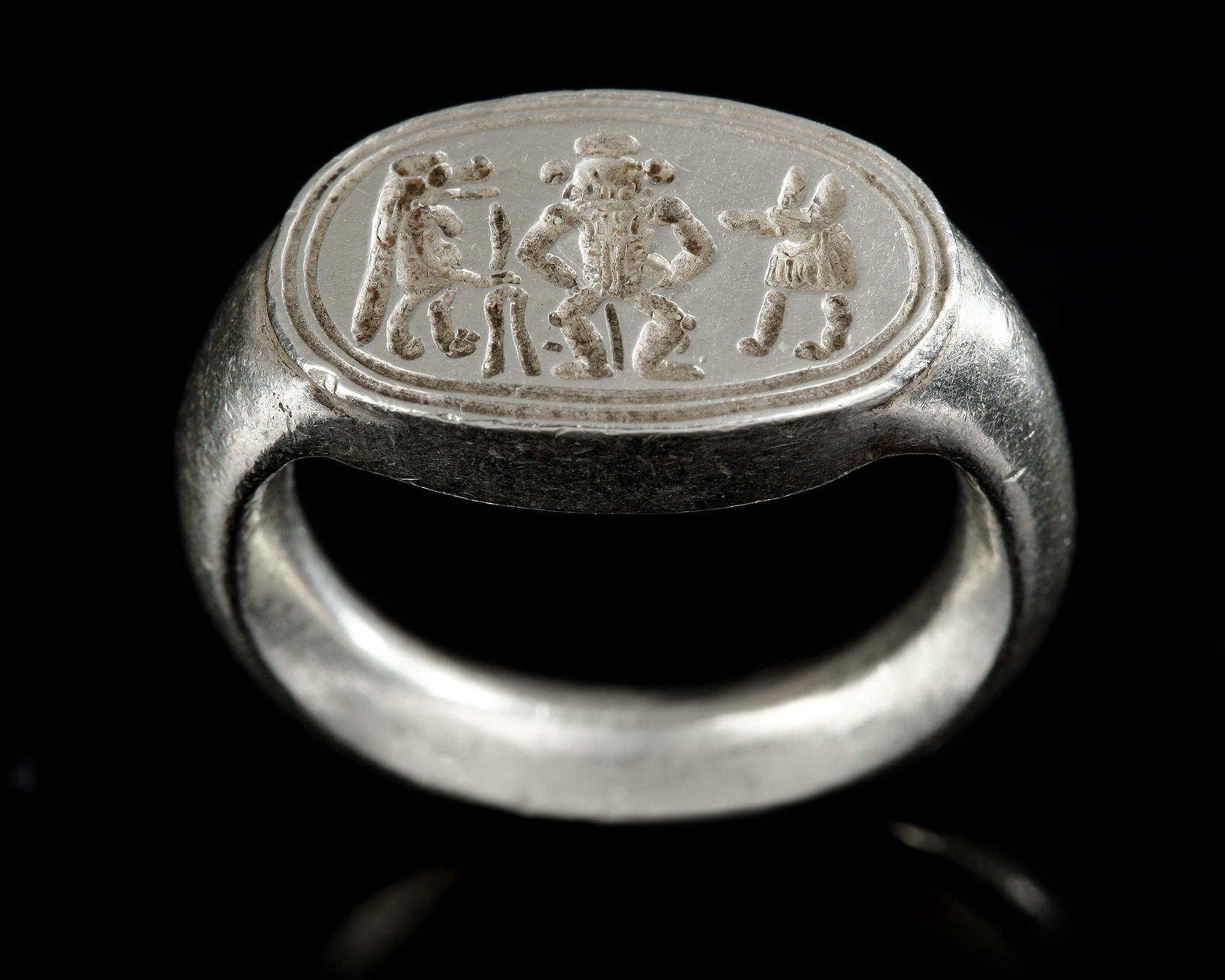 AN EGYPTIAN PALE ELECTRUM FINGER RING, NEW KINGDOM, CIRCA 16TH-11TH CENTURY B.C. - Image 5 of 6