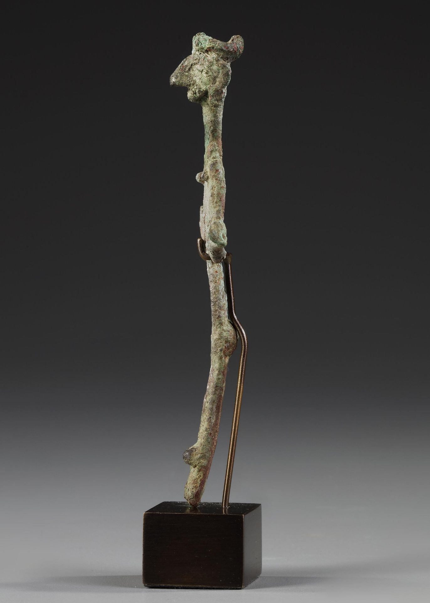 A WESTERN ASIATIC BRONZE FEMALE FIGURE, CIRCA EARLY 2ND CENTURY B.C. - Image 5 of 6