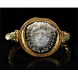 AN EXCEPTIONAL ROMAN GOLD BRACELET WITH A CAMEO MOUNTED ON THE CENTRAL MEDALLION, CIRCA 2ND-3RD CENT