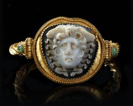 AN EXCEPTIONAL ROMAN GOLD BRACELET WITH A CAMEO MOUNTED ON THE CENTRAL MEDALLION, CIRCA 2ND-3RD CENT