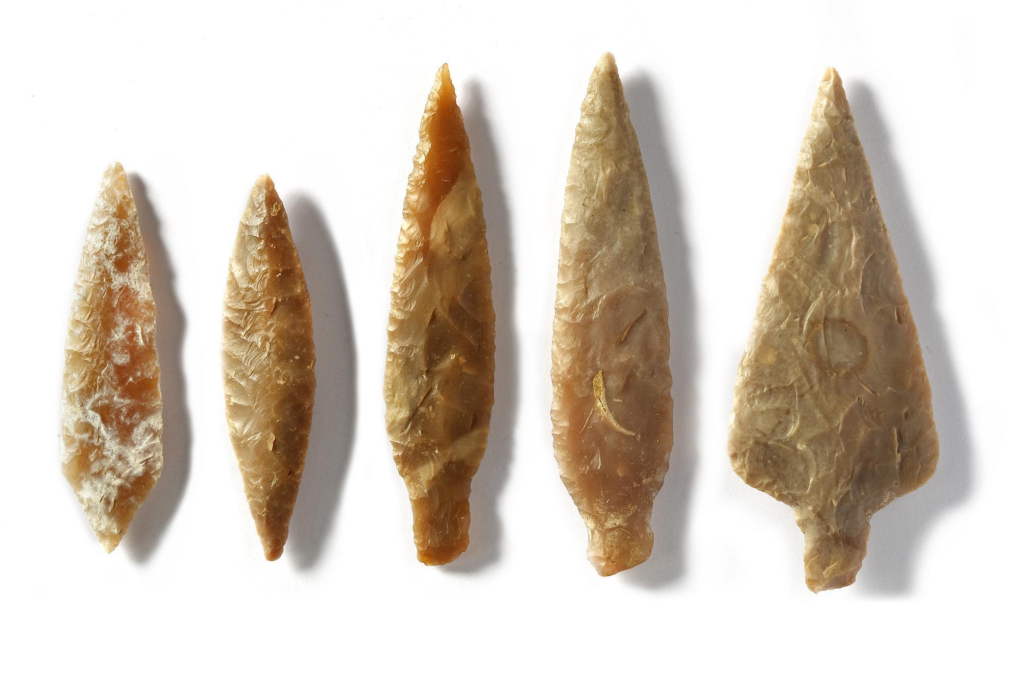 A STONE AGE NEOLITHIC ARROWHEAD COLLECTION, CIRCA 4TH MILLENNIUM B.C. - Image 2 of 3