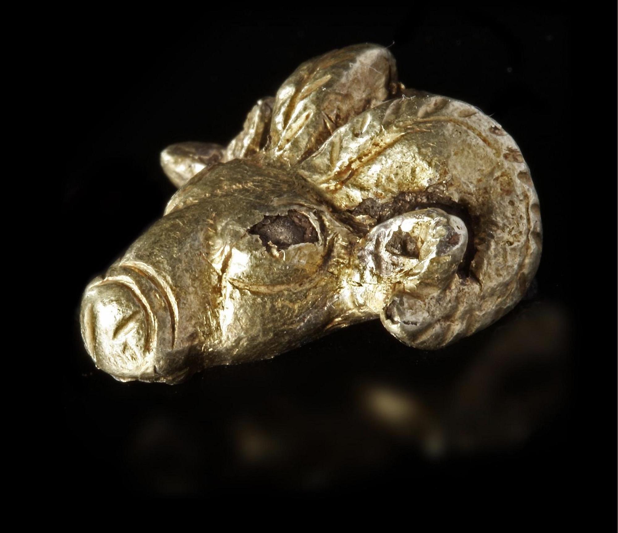 A NEO-ELAMITE GOLD FOIL-COVERED SILVER RAM HEADED AMULET PENDANT, CIRCA 1100-540 B.C. - Image 2 of 6