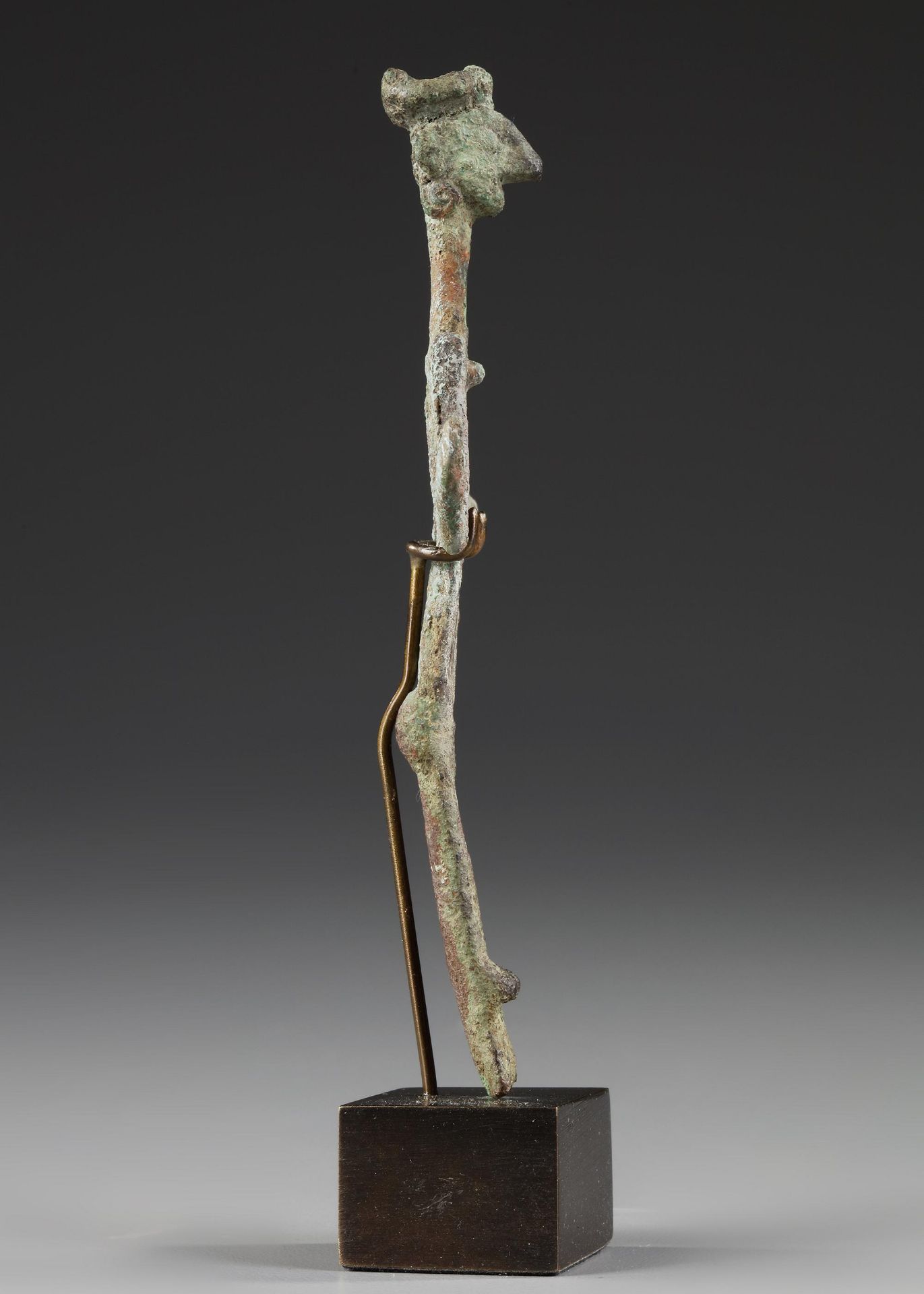 A WESTERN ASIATIC BRONZE FEMALE FIGURE, CIRCA EARLY 2ND CENTURY B.C. - Image 4 of 6