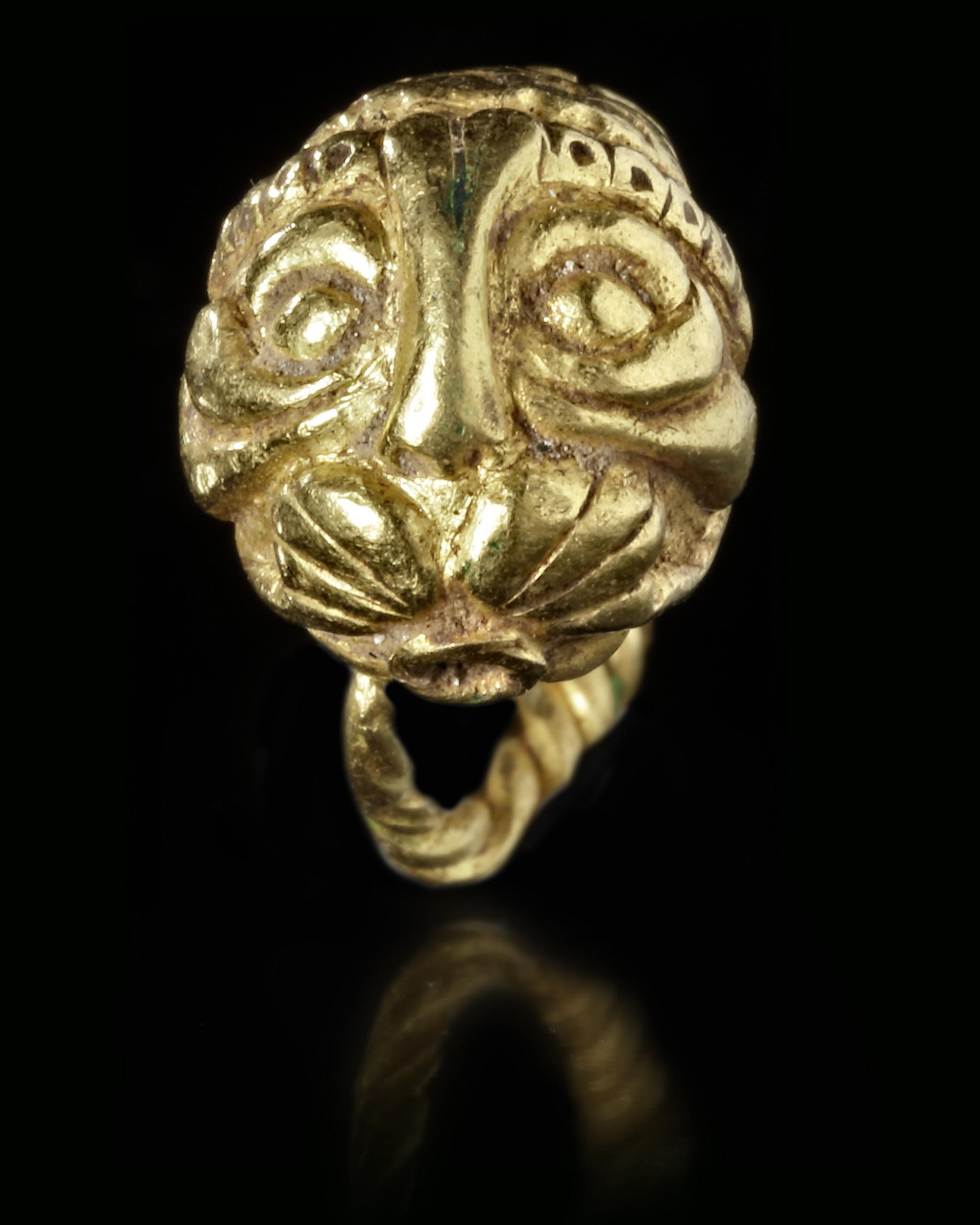 A LATE ROMAN GOLD SINGLE EARRING, CIRCA 4TH-5TH CENTURY A.D.