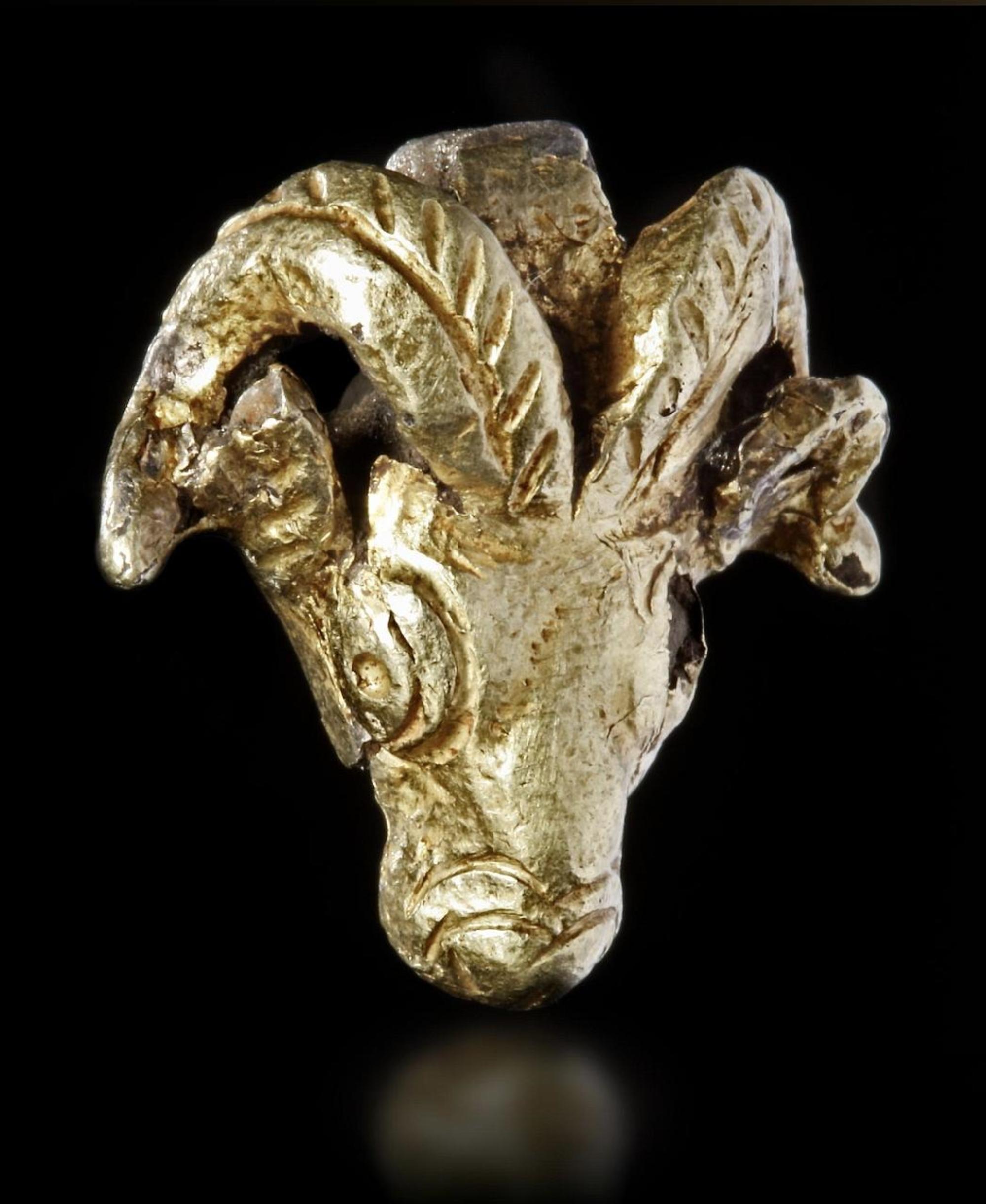 A NEO-ELAMITE GOLD FOIL-COVERED SILVER RAM HEADED AMULET PENDANT, CIRCA 1100-540 B.C. - Image 4 of 6