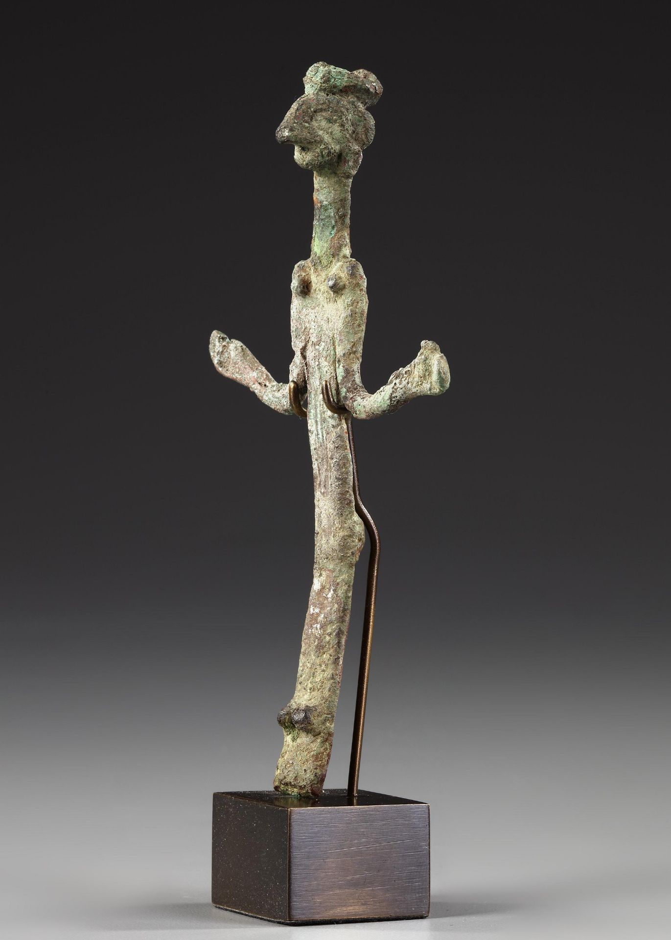 A WESTERN ASIATIC BRONZE FEMALE FIGURE, CIRCA EARLY 2ND CENTURY B.C. - Image 3 of 6