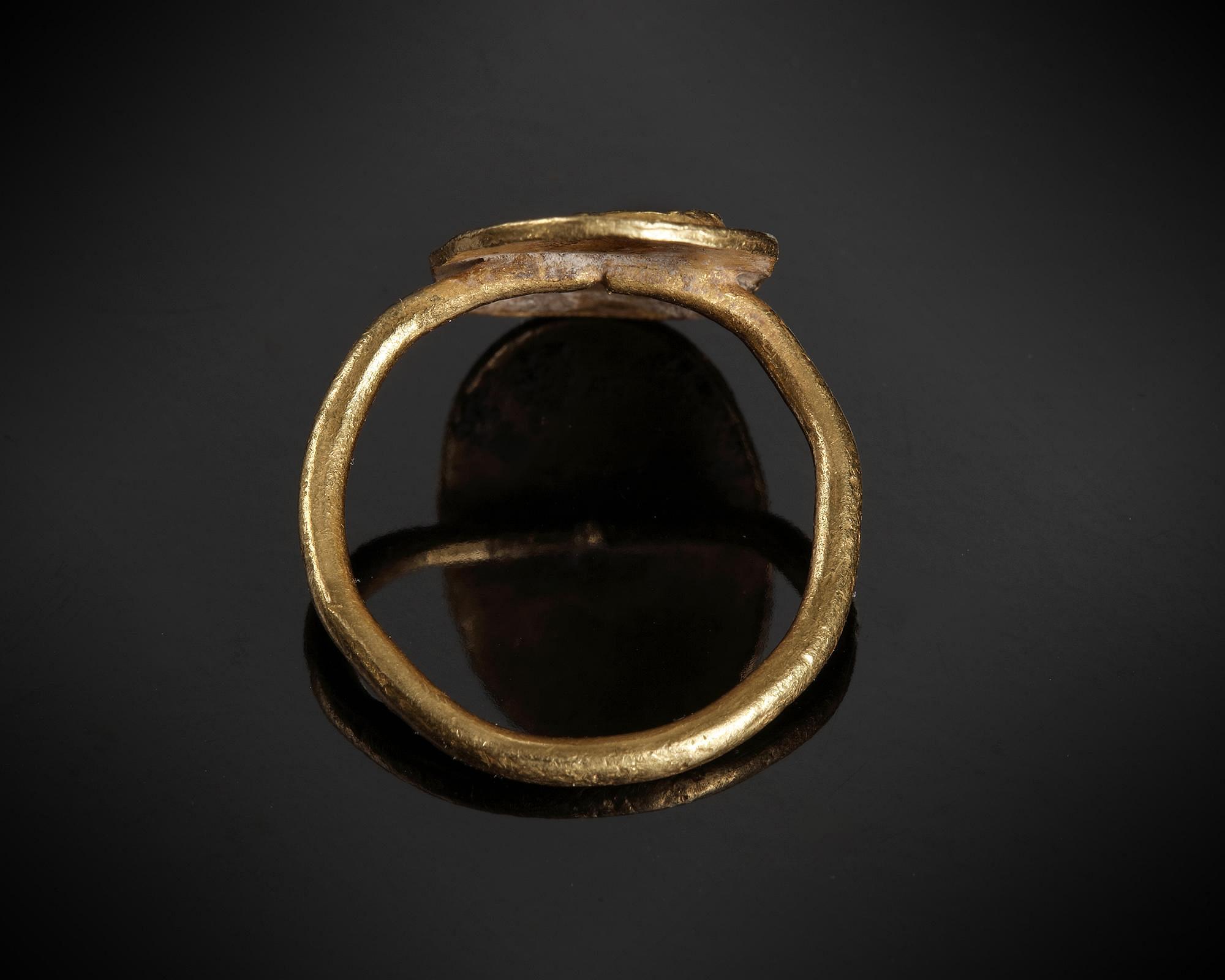 A BYZANTINE GOLD RING WITH A LION FACING LEFT, CIRCA 6TH CENTURY A.D. - Image 3 of 5