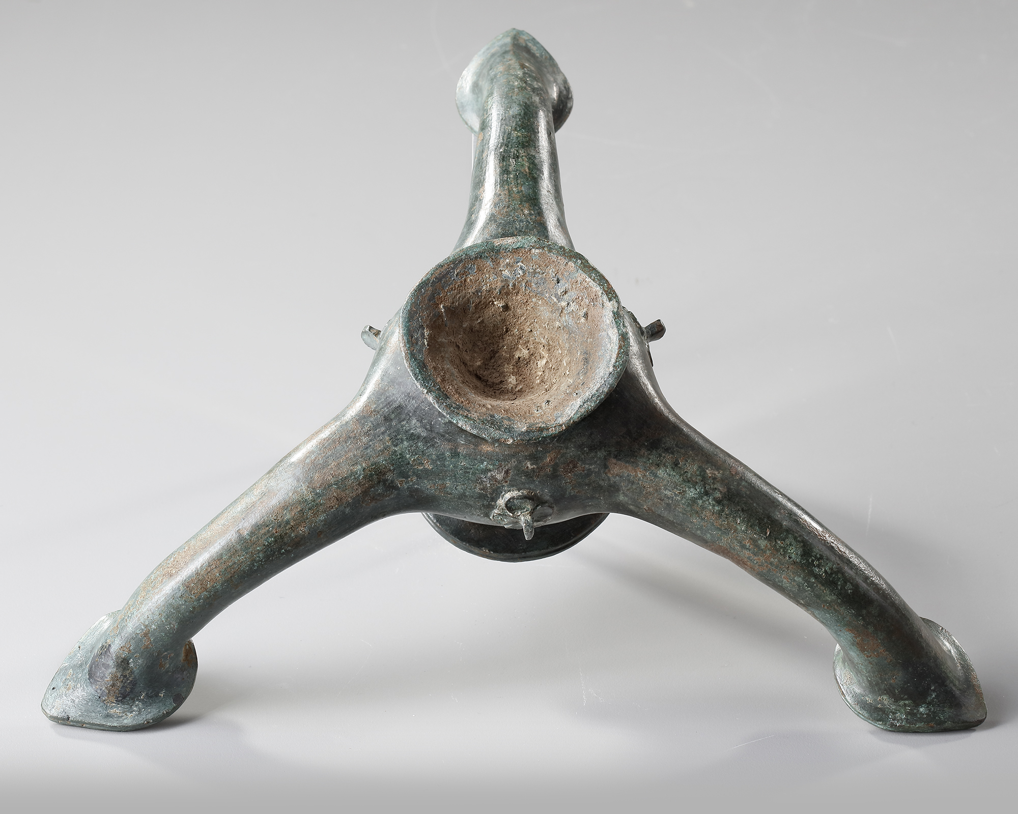 A BYZANTINE THREE -SPOUTED BRONZE OIL LAMP, CIRCA 4TH-5TH CENTURY A.D. - Image 4 of 4