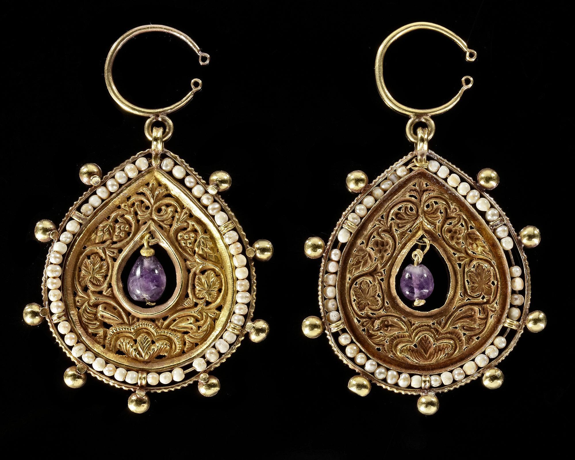 A PAIR OF BYZANTINE GOLD EARRINGS WITH PEARLS AND AMETHYST, CIRCA 6TH-7TH CENTURY A.D. - Image 2 of 3