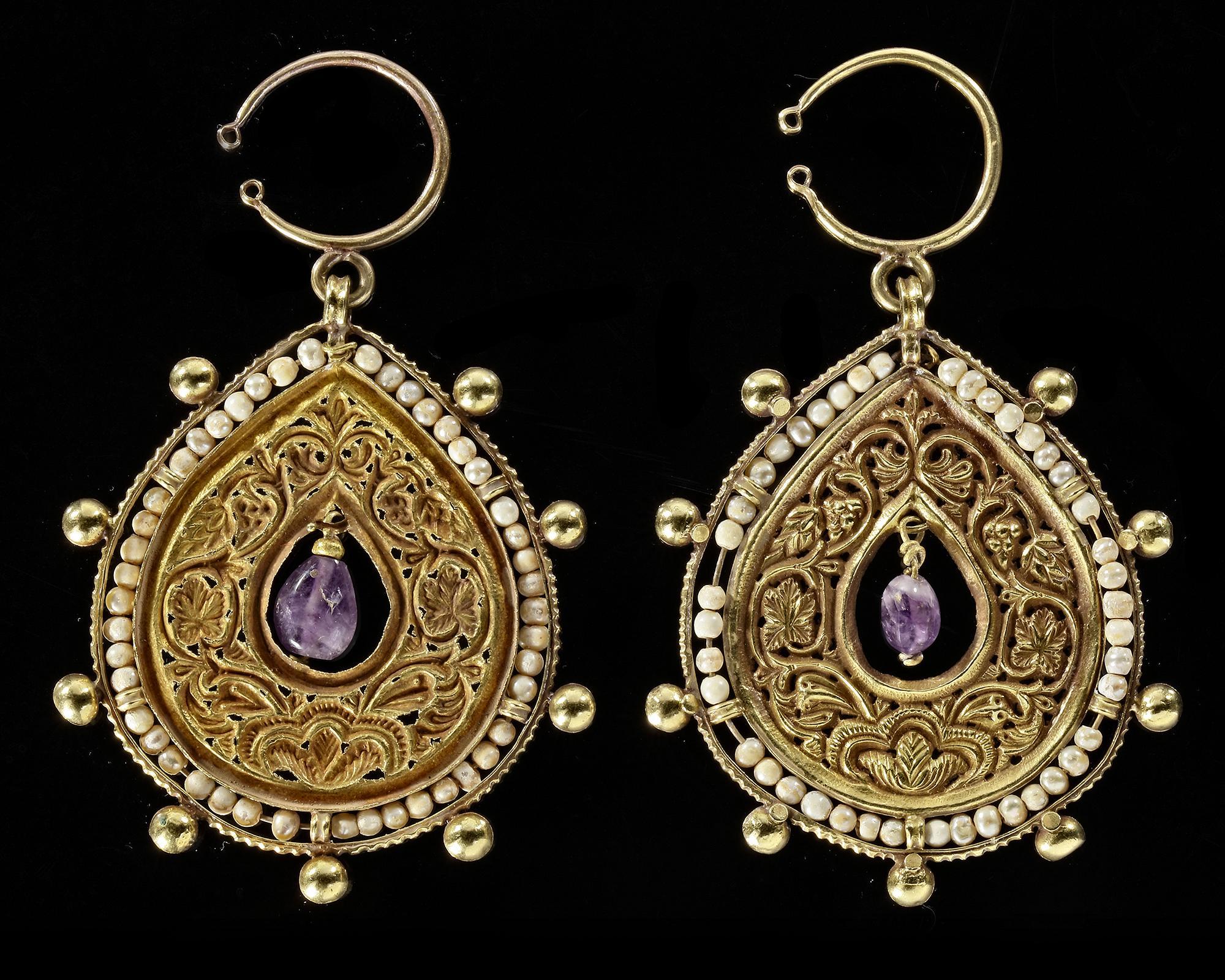 A PAIR OF BYZANTINE GOLD EARRINGS WITH PEARLS AND AMETHYST, CIRCA 6TH-7TH CENTURY A.D.